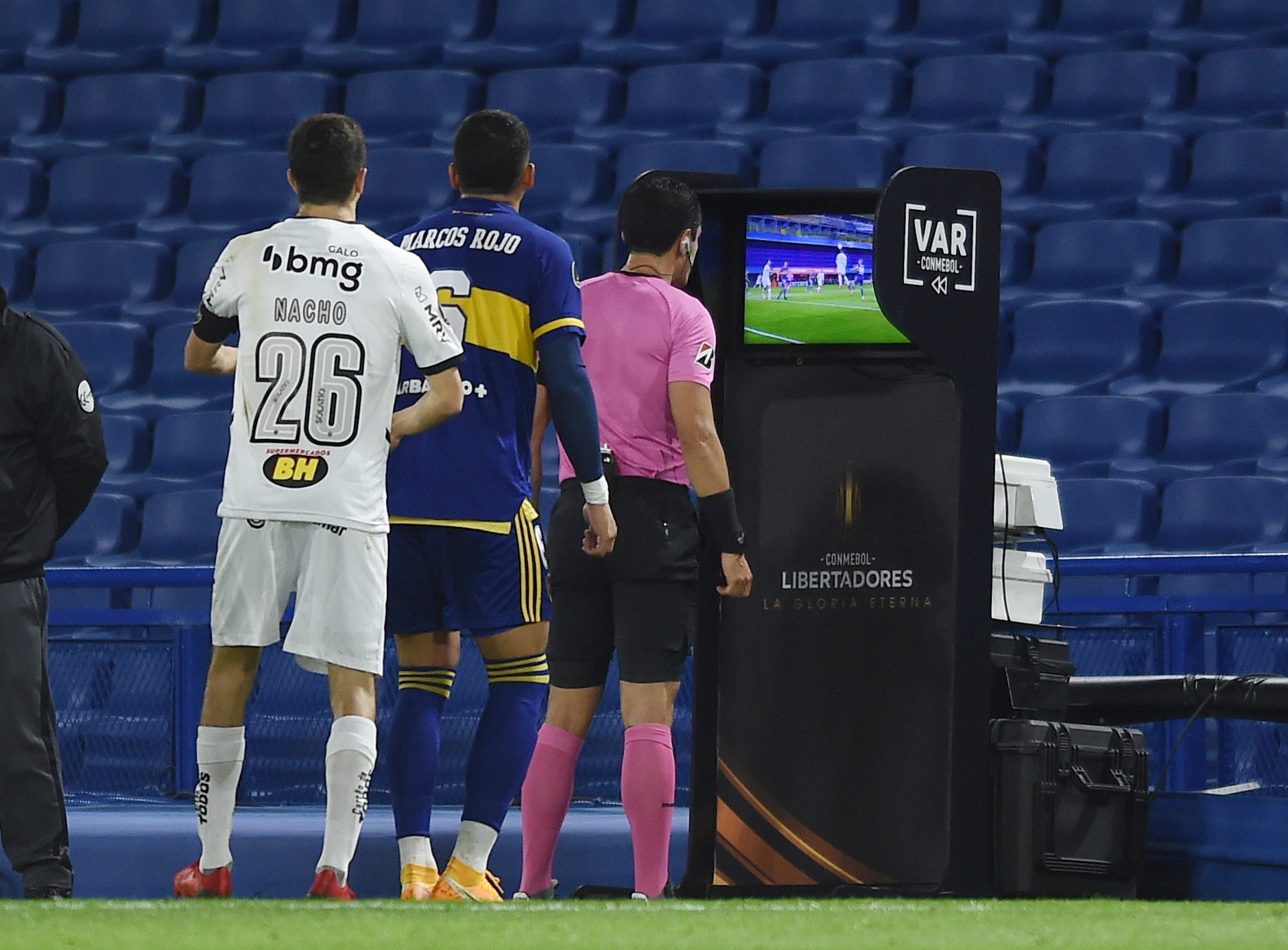 El árbitro analizando el VAR de Boca-Mineiro en el partido de ida: le anularon un polémico gol al Xeneize (Foto: Reuters)