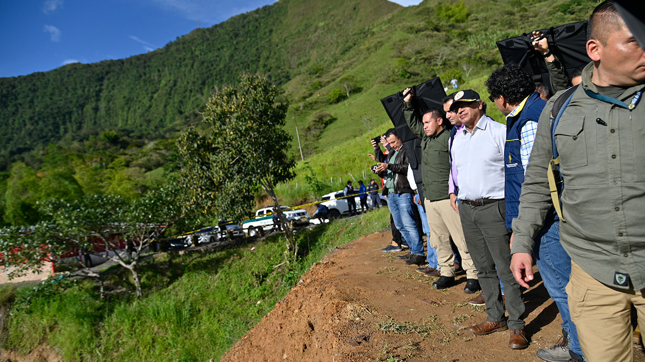 Transporte de carga nacional está afectado por el derrumbe en la vía Panamericana. Sociedad nariñense pide atención especial al presidente Gustavo Petro por la emergencia en Rosas, Cauca.