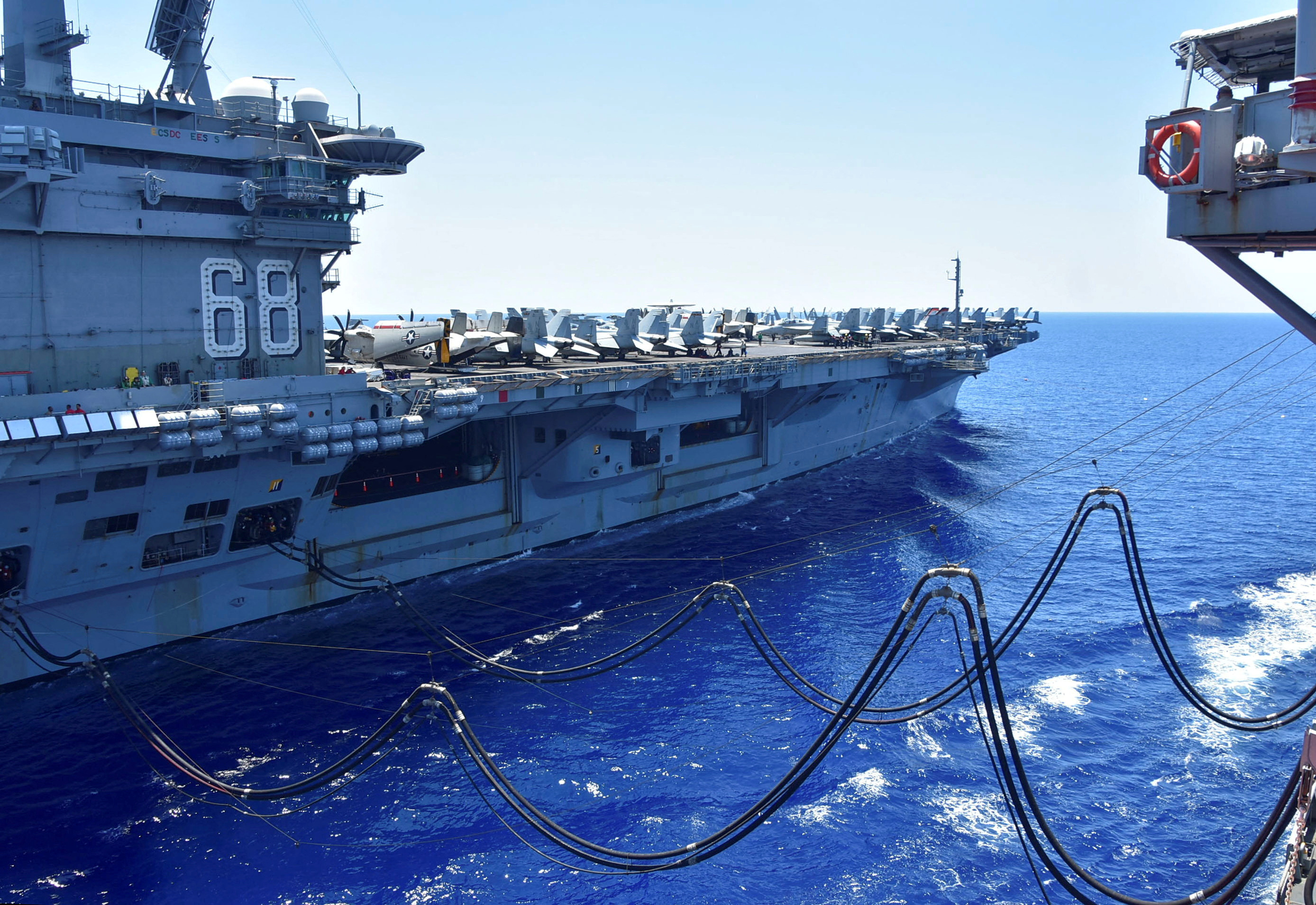 El portaaviones USS Nimitz recibe combustible del petrolero USNS Tippecanoe en el Mar de China Meridional el 7 de julio de 2020. (Marina de EEUU/REUTERS)