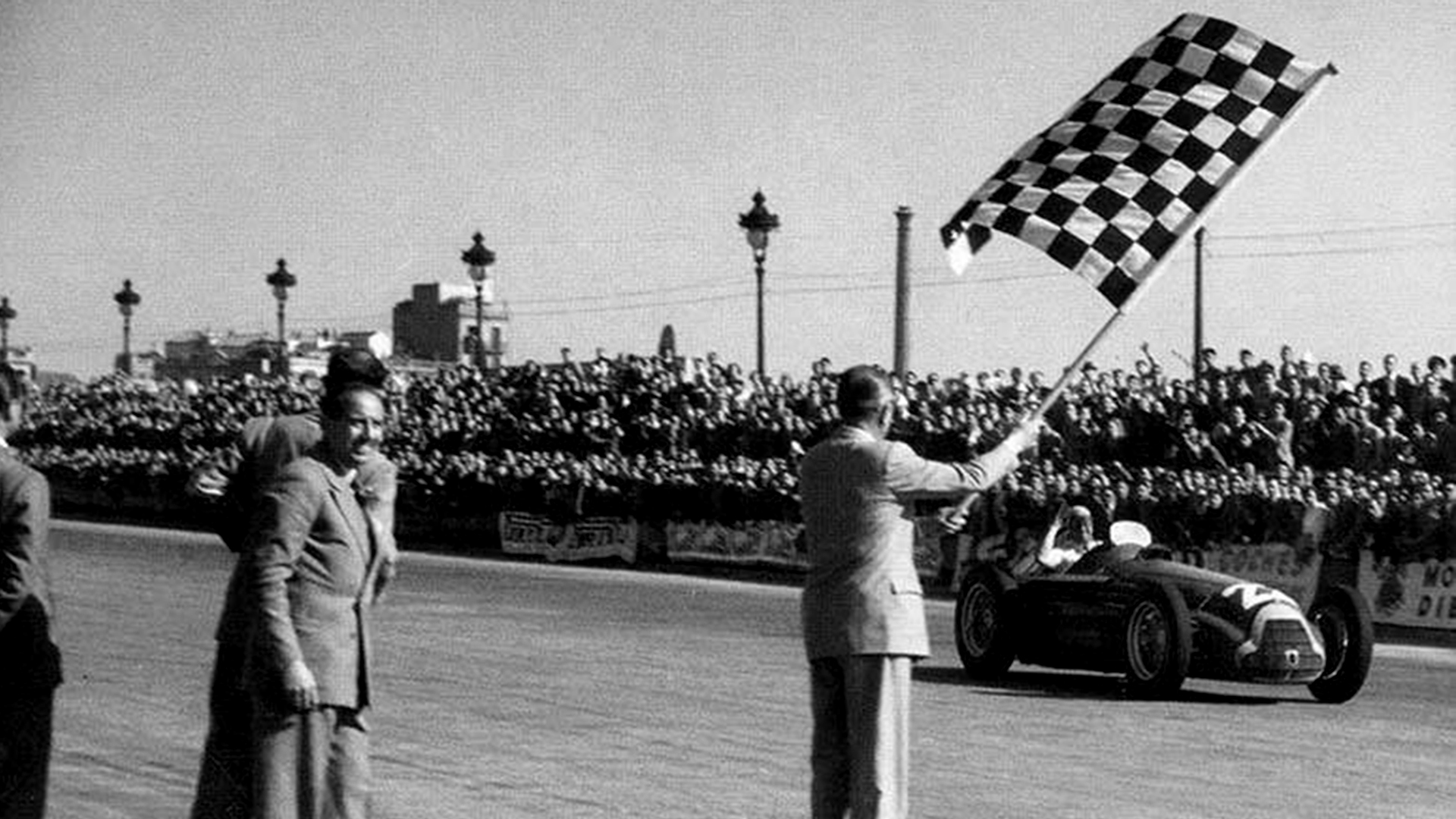 Fangio ganando en Pedralbes en 1951, cuando logró su primer título (Facebook Museo Fangio).
