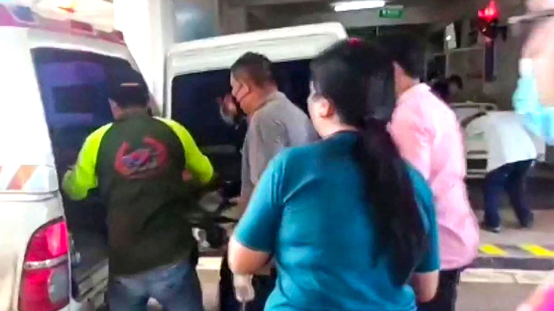 Personal médico sacando una camilla de una ambulancia en la provincia de Nong Bua Lam Phu, en el norte de Tailandia, donde un ex policía mató a tiros al menos a 35 personas en un tiroteo masivo en una guardería