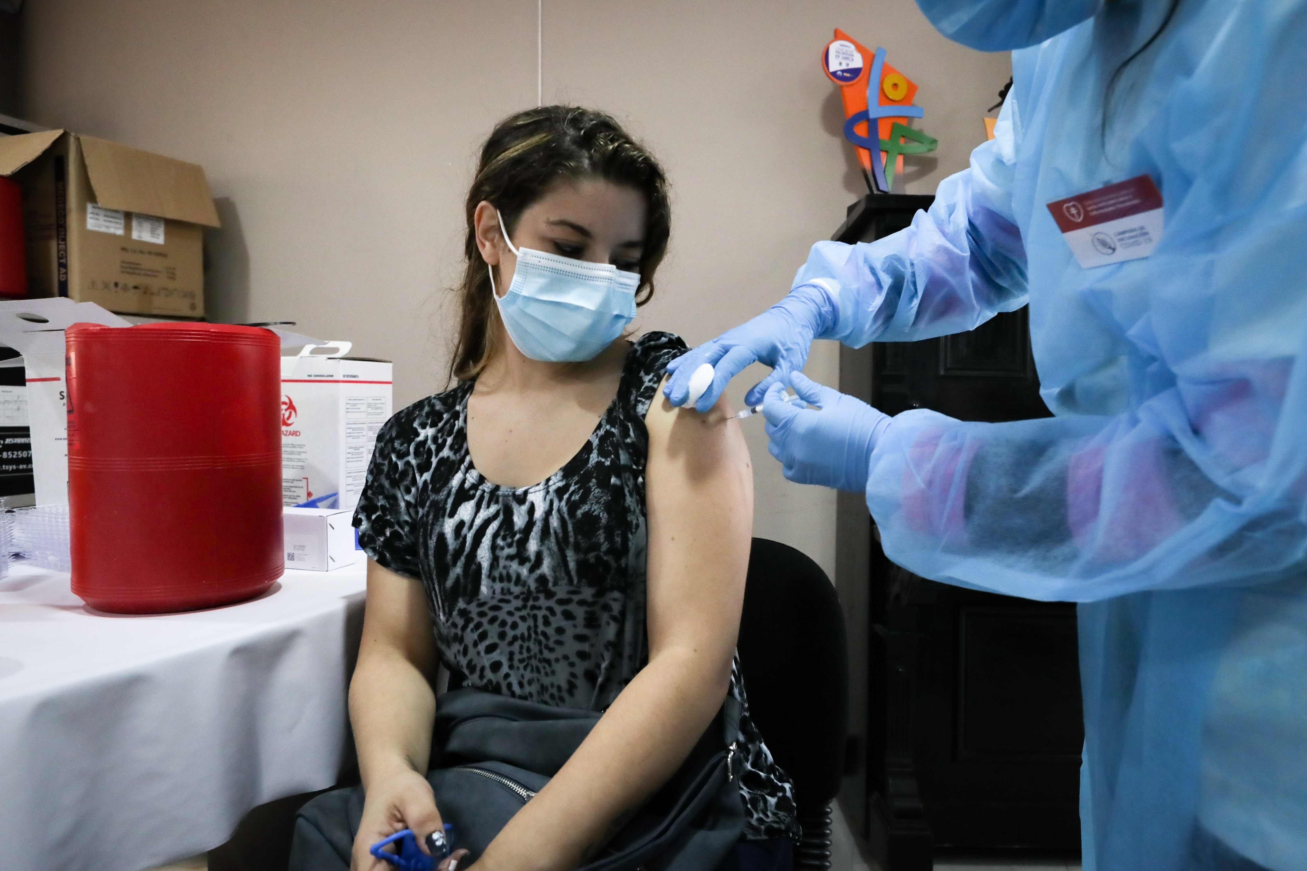 Una mujer recibe una vacuna contra el COVID-19 en el Hospital Público de Rivera (EFE/Raúl Martínez/Archivo)