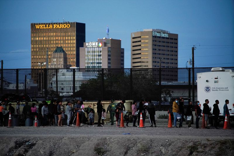 Migrantes en busca de asilo esperan en la fila para ser procesados por la Patrulla Fronteriza de Estados Unidos después de cruzar la frontera de El Paso, Texas, Estados Unidos, visto desde Ciudad Juárez, México. 3 de octubre, 2022. REUTERS/Paul Ratje