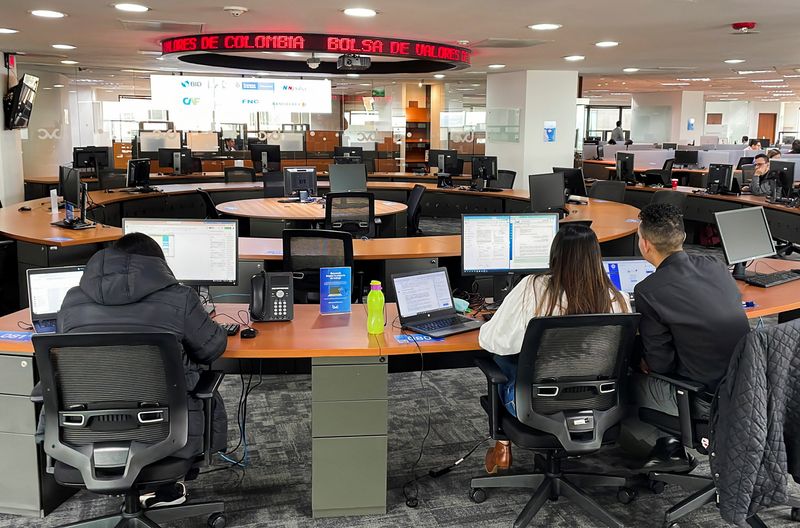 FOTO DE ARCHIVO-Operadores trabajan en el parqué de la Bolsa de Valores de Colombia, en Bogotá, Colombia. 21 de junio de 2022. REUTERS/Luisa González
