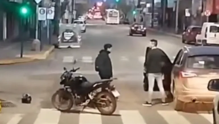 Ins&oacute;lito episodio en Neuqu&eacute;n: discuti&oacute; con un motociclista, no puso el freno de mano y choc&oacute; a otro auto