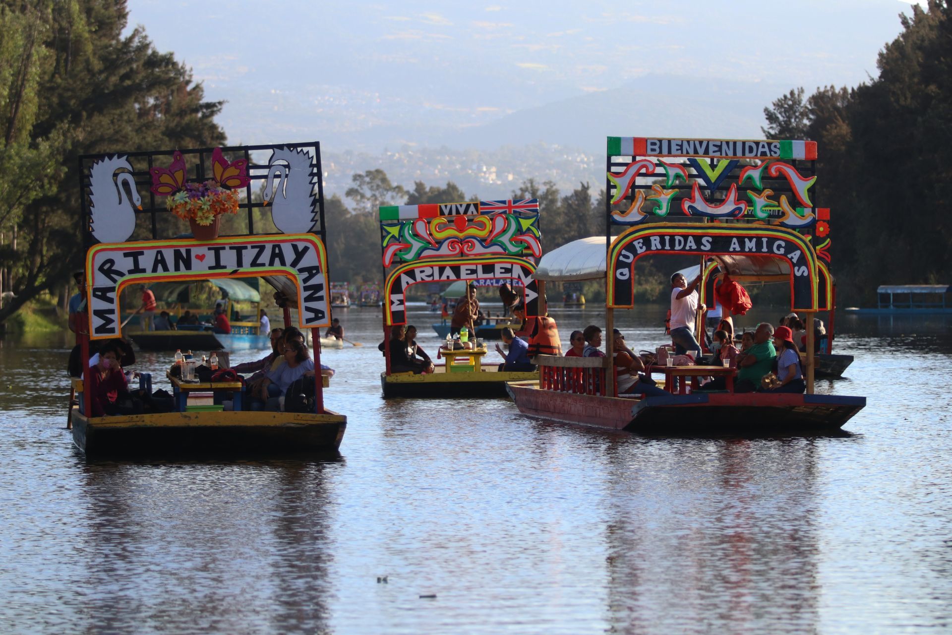 Trajineras en un paseo dominical por los famosos canales de Xochimilco.
FOTO: CUARTOSCURO.COM