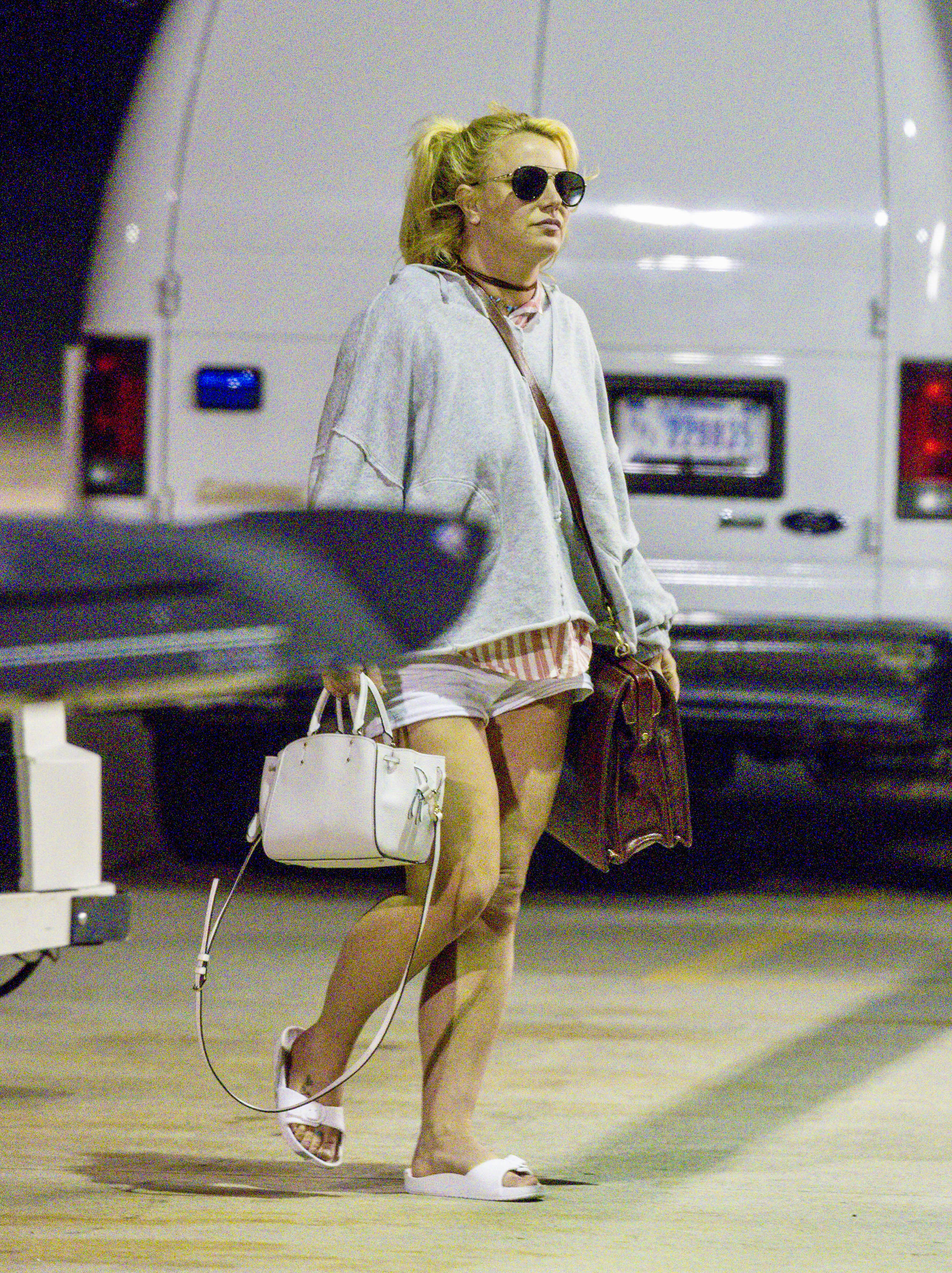 Britney Spears fue fotografiada cuando llegaba al aeropuerto acompañada por Sam Asghari. Fue luego de su luna de miel en la Polinesia