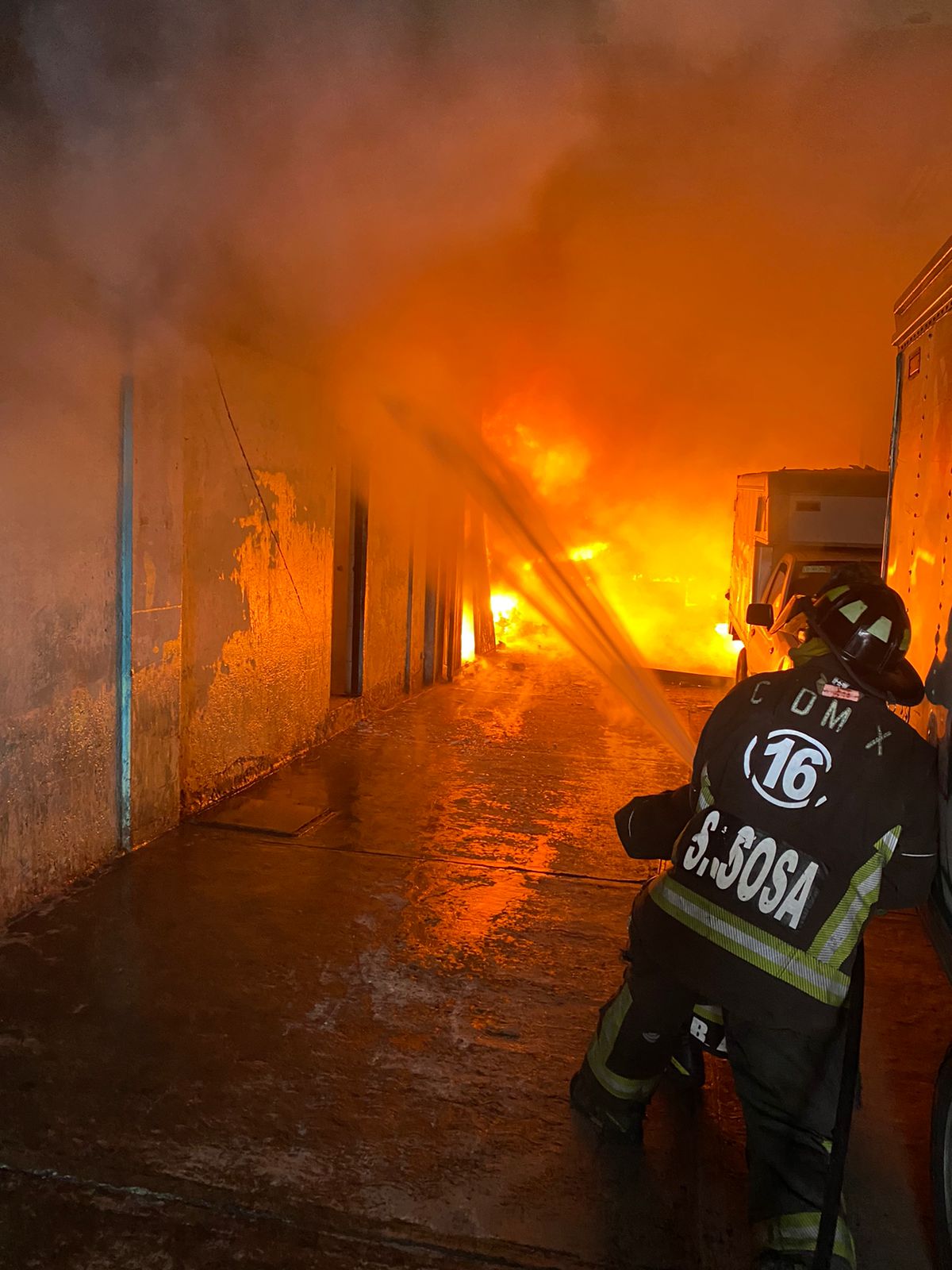 El incendio provocó que fueran desalojadas alrededor de 500 personas 
(Foto: Twitter @Bomberos_CDMX)