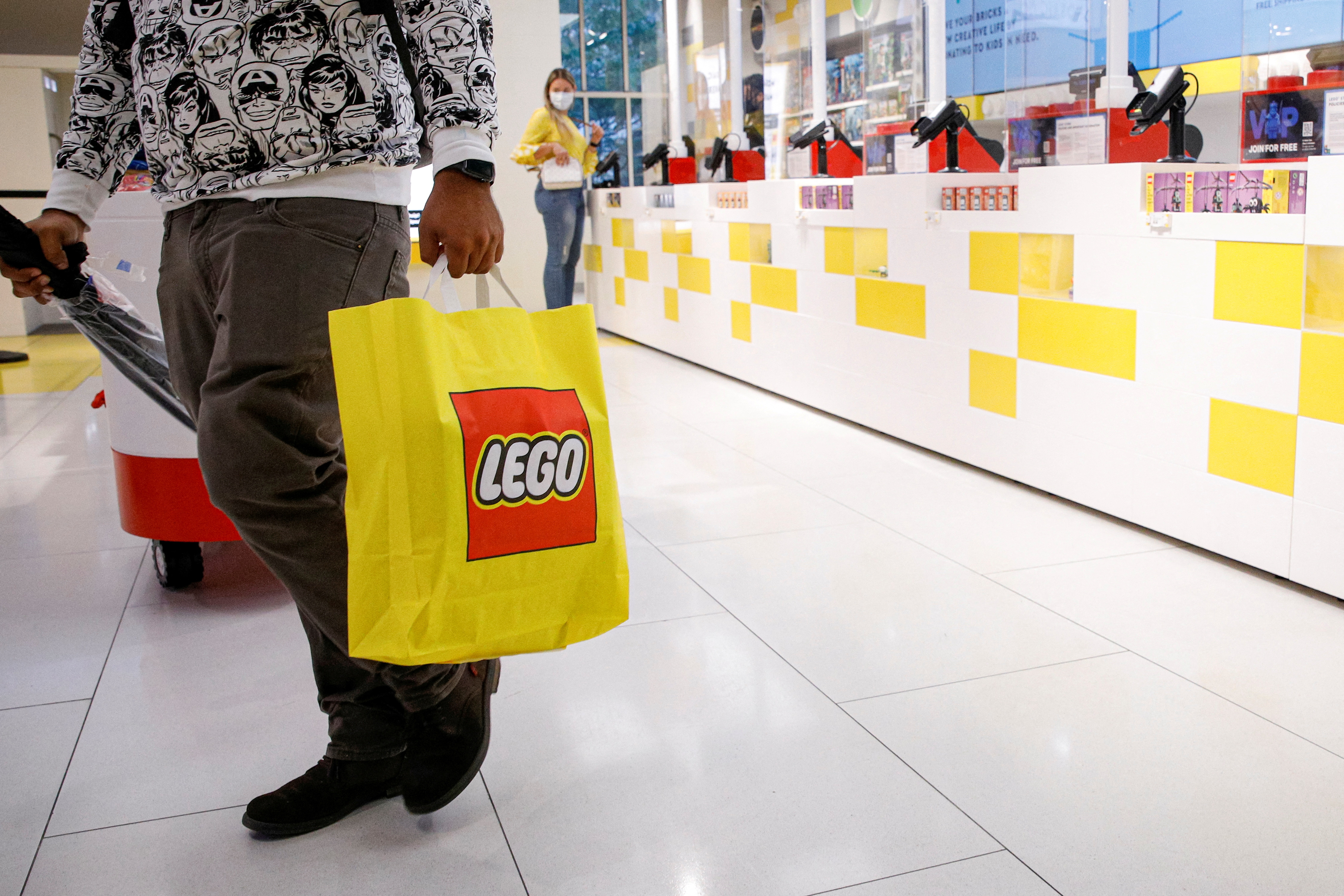 FOTO DE ARCHIVO: Un cliente lleva una bolsa mientras compra en la tienda de Lego de la 5ª Avenida en Nueva York, Estados Unidos, el 28 de septiembre de 2021.  REUTERS/Brendan McDermid