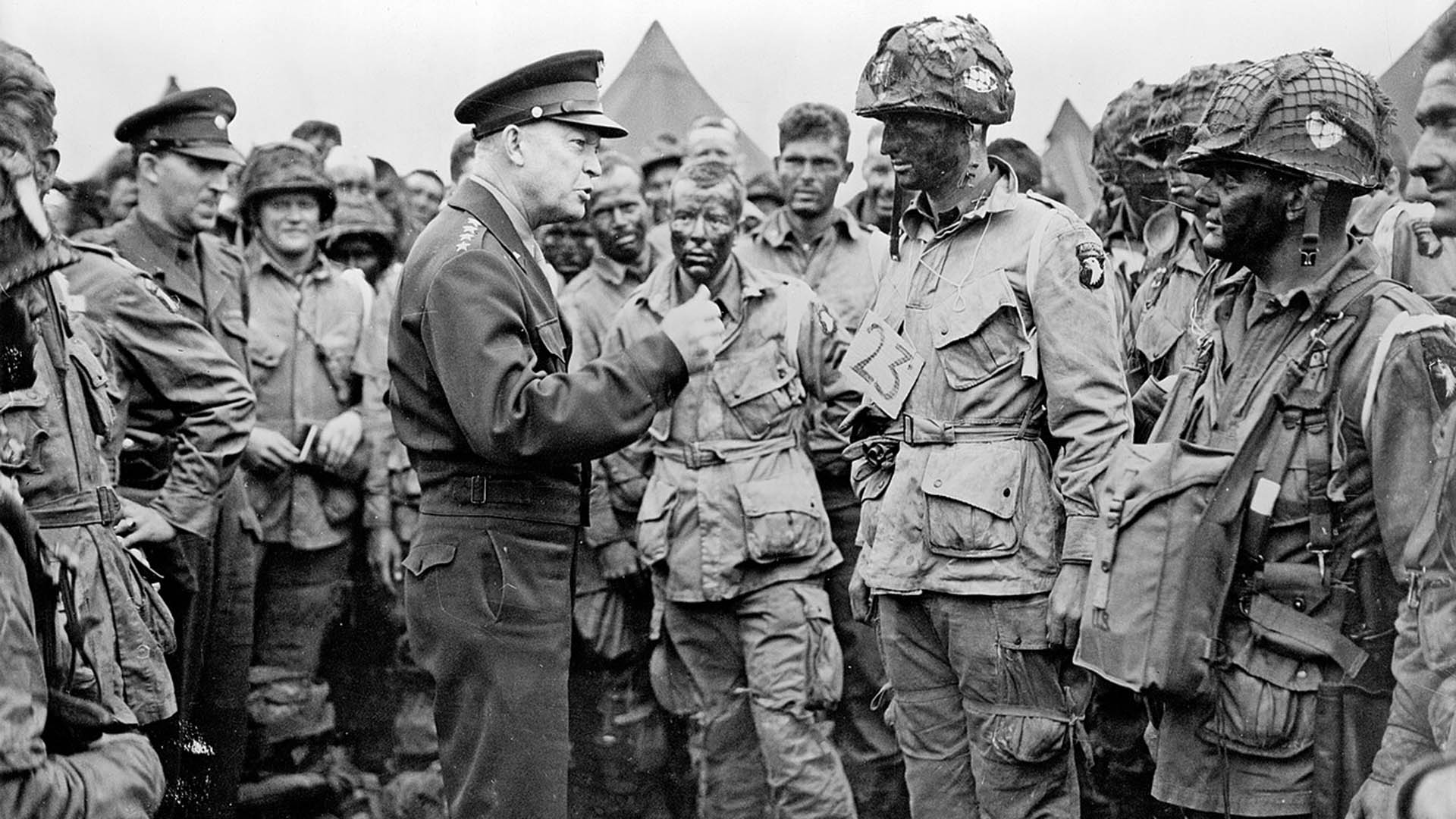 Eisenhower encaró al teniente Wallace Strobel, de veintidós años, líder de pelotón del regimiento 502 de paracaidistas, también de la 101 División. Las fotos muestran al joven oficial con la cara tiznada y un cartel sobre el pecho con el número 23, el de su planeador