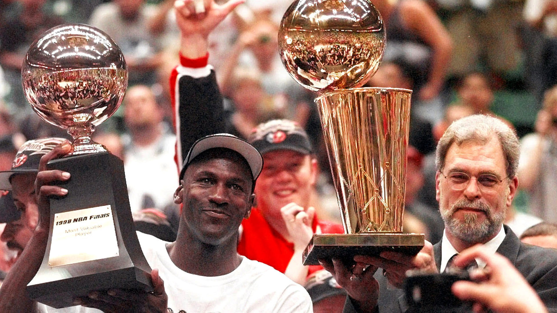 Michael Jordan y Phil Jackson después de consagrarse con el sexto y último campeonato de la NBA para los Chicago Bulls