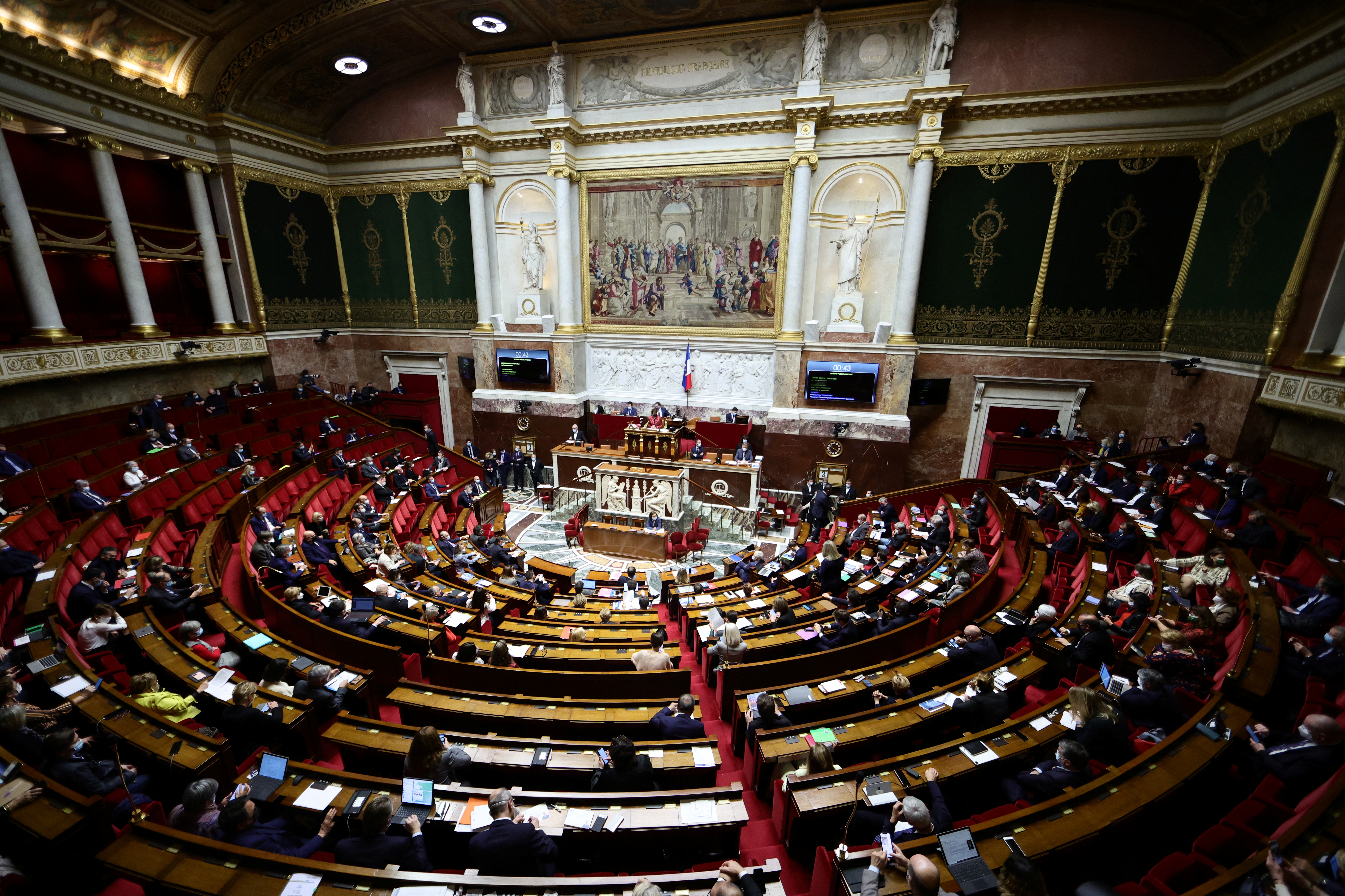 El Parlamento francés adoptó definitivamente el domingo el proyecto de ley que sustituye el actual pasaporte sanitario por un pase de vacunación a partir de los 16 años (REUTERS/Sarah Meyssonnier)