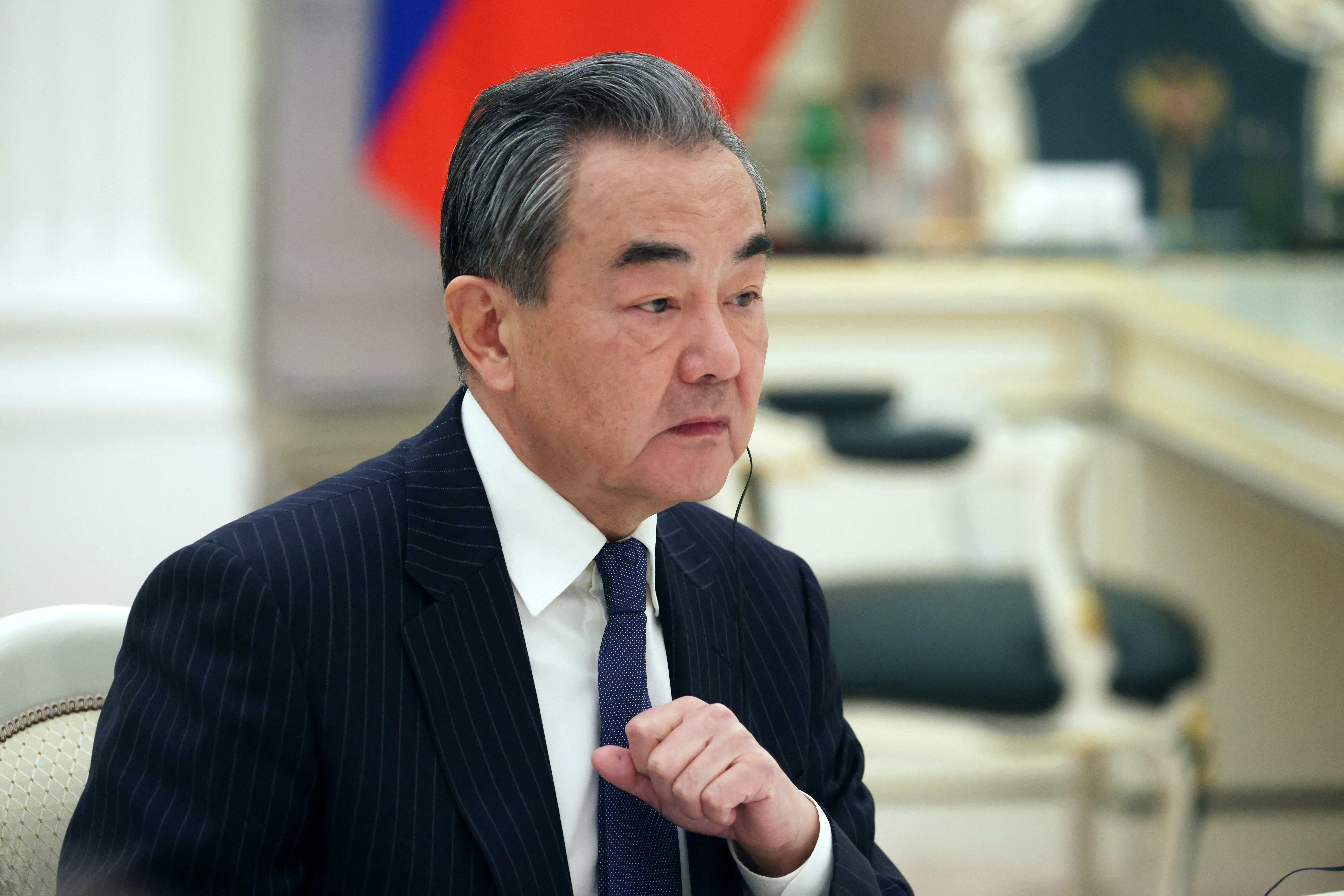 Wang dijo a Putin que las relaciones entre ambos países habían resistido la presión de una situación internacional volátil y que las crisis ofrecían ciertas oportunidades. (Sputnik/Anton Novoderezhkin/REUTERS)