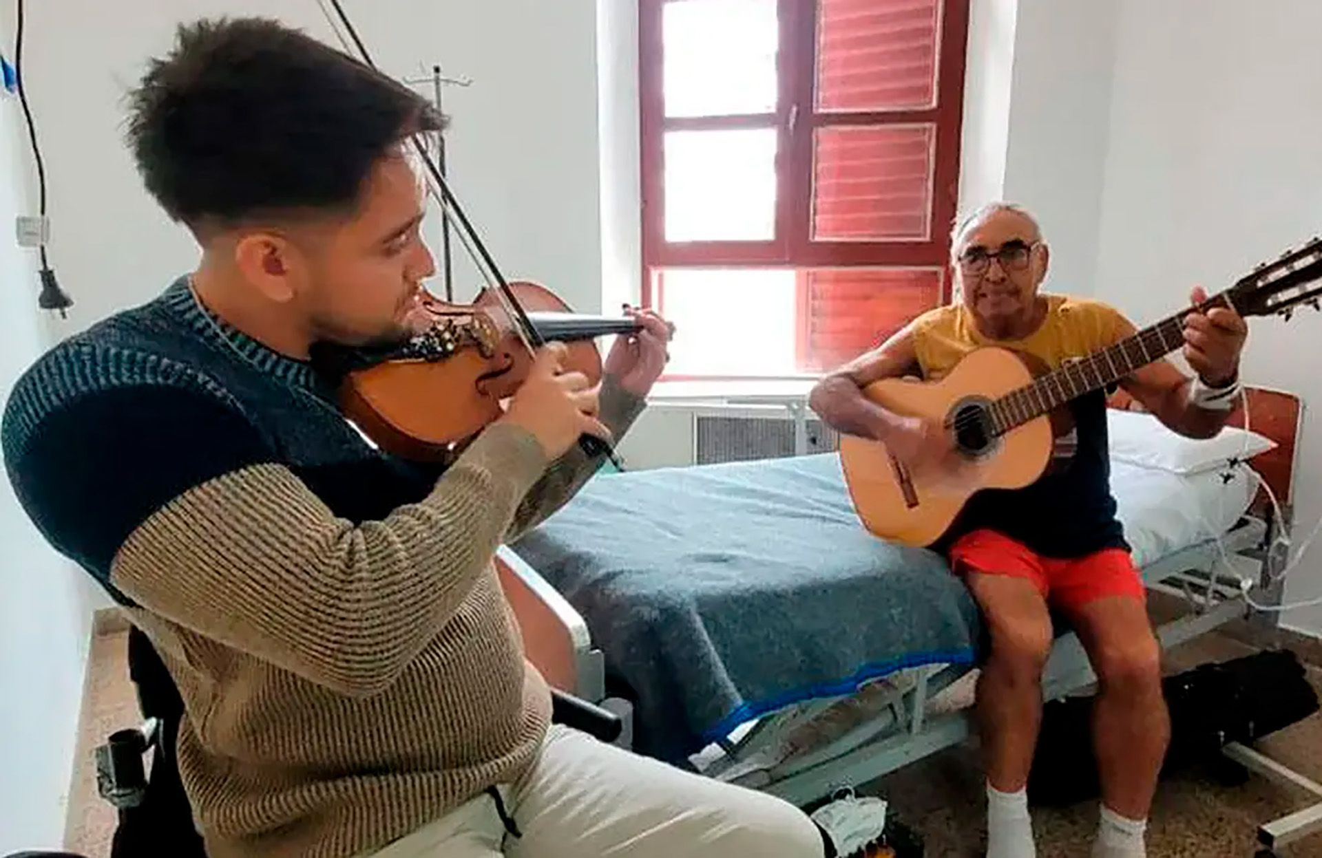 Nieto y abuelo, felices tocan una chacarera (Fredy Bustos, El Doce TV)
