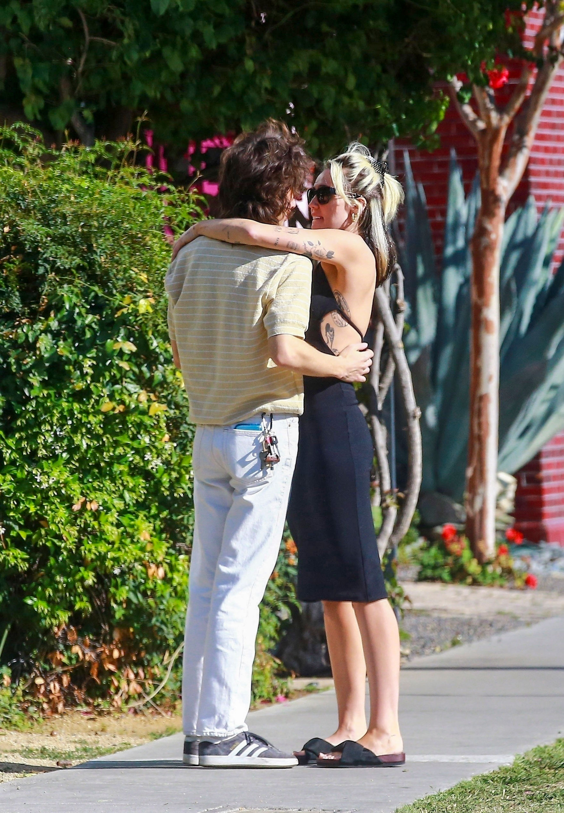 Miley Cyrus y su novio, Maxx Morando, fueron fotografiados mientras daban un paseo por las calles de West Hollywood, California. Se detuvieron en un local a comprar comida para llevar y siguieron su camino
