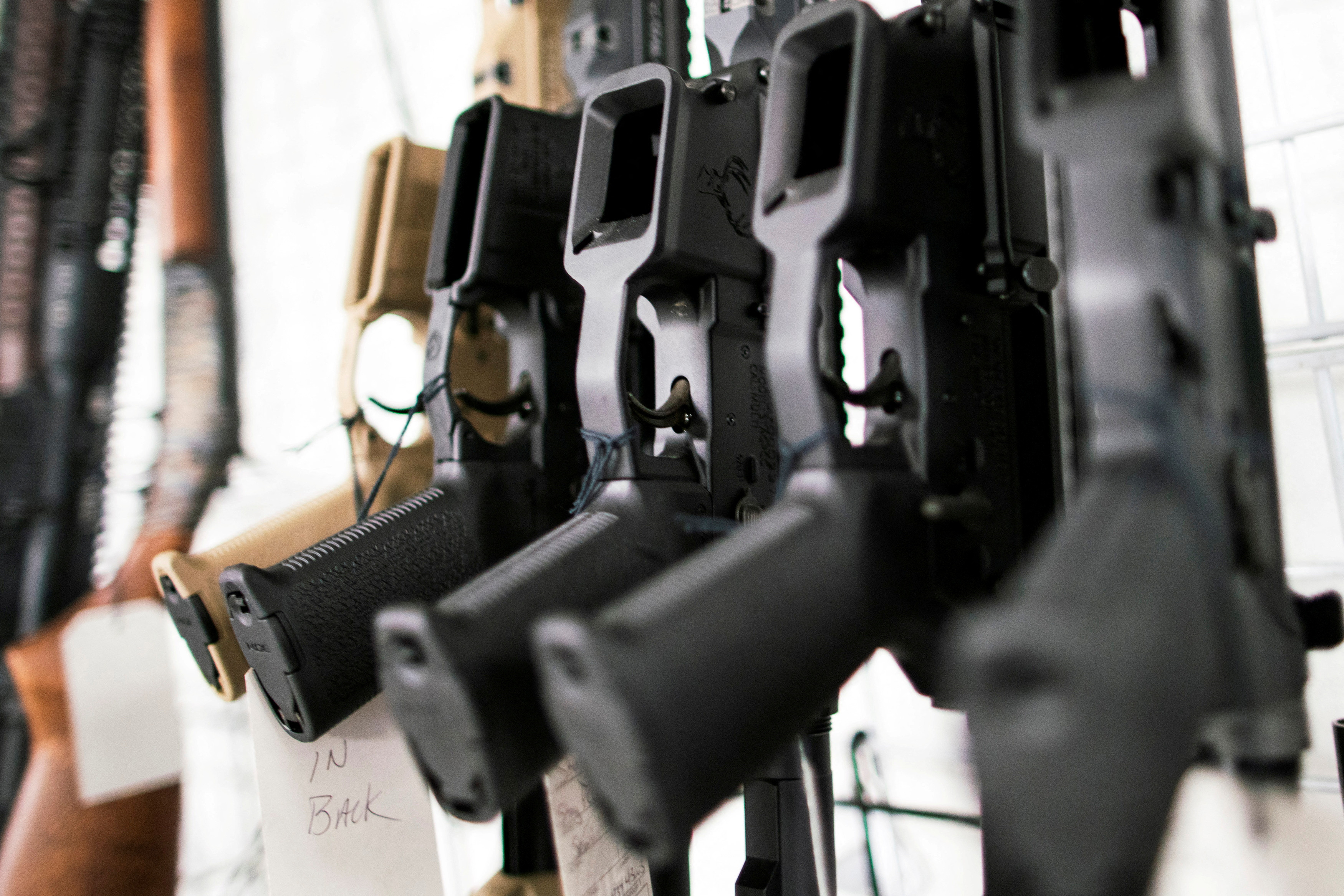 Colombia prohíbe venta libre de armas traumáticas