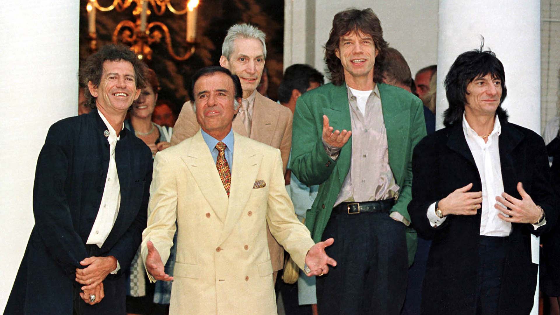 Los Rolling Stones visitaron la Argentina en 1995, antes de las elecciones en las que Menem buscaba su reelección. Keith Richards, Charlie Watts, Mick Jagger y Ron Wood fueron recibidos en la Quinta de Olivos, donde comieron pizza con el presidente y sus principales funcionarios