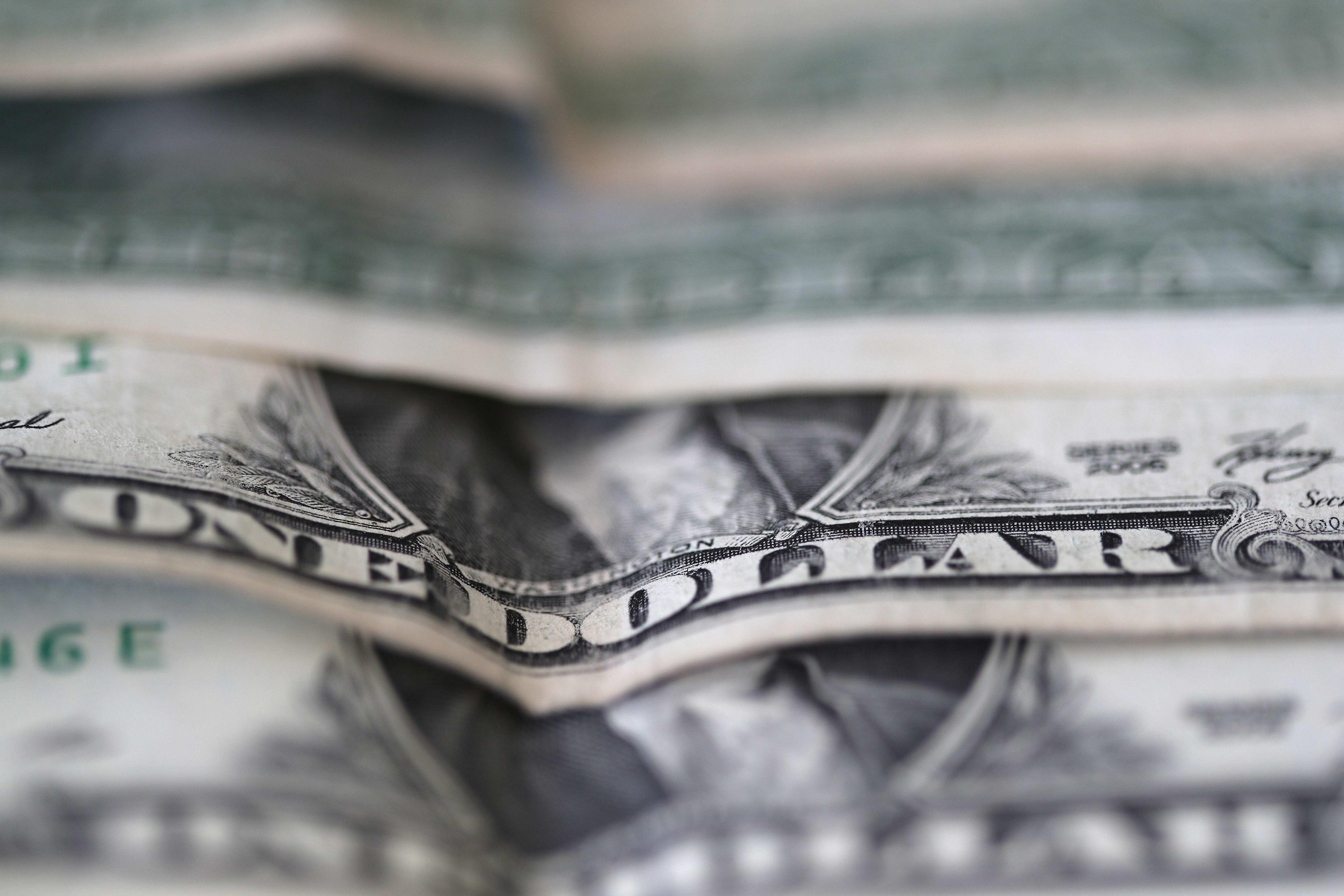 LCG prevé que el dólar oficial escale a $165 al cierre del nuevo año (EFE)
