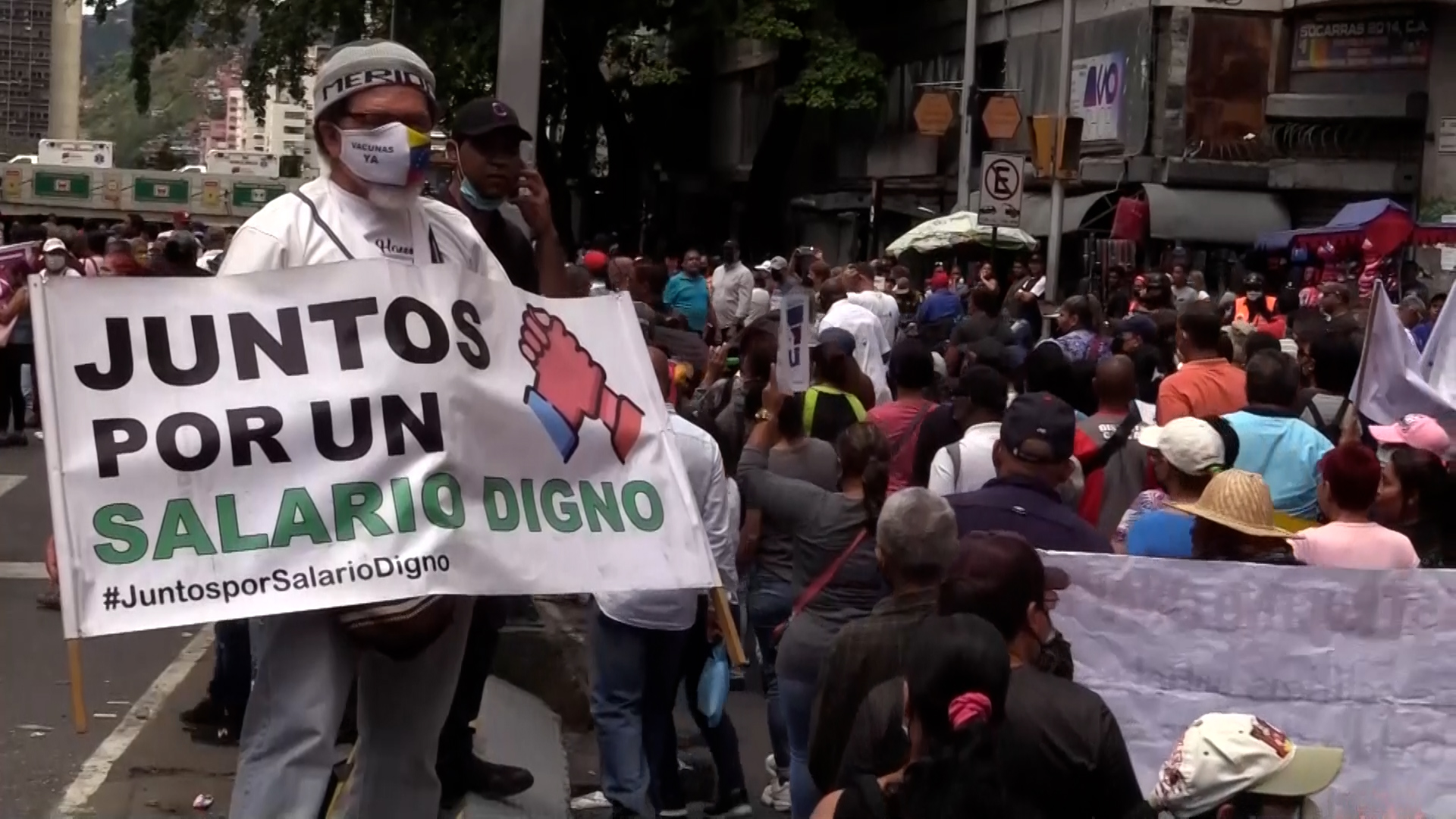 Los trabajadores de la educación tomaron el centro de Caracas en una protesta que recorrió al menos tres cuadras para llegar hasta el Parlamento