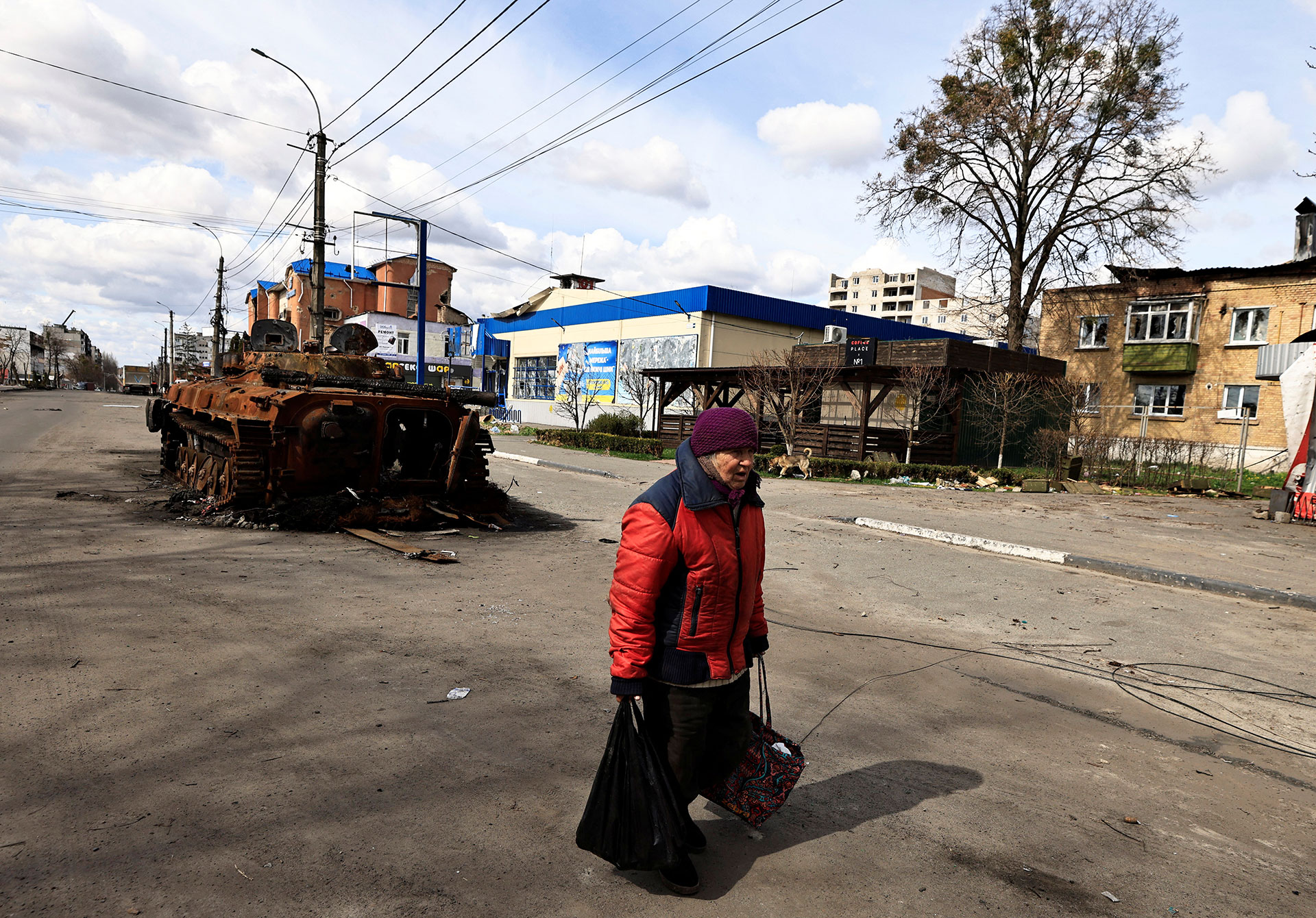 Zinaida Makishaiva camina por las calles destruidas