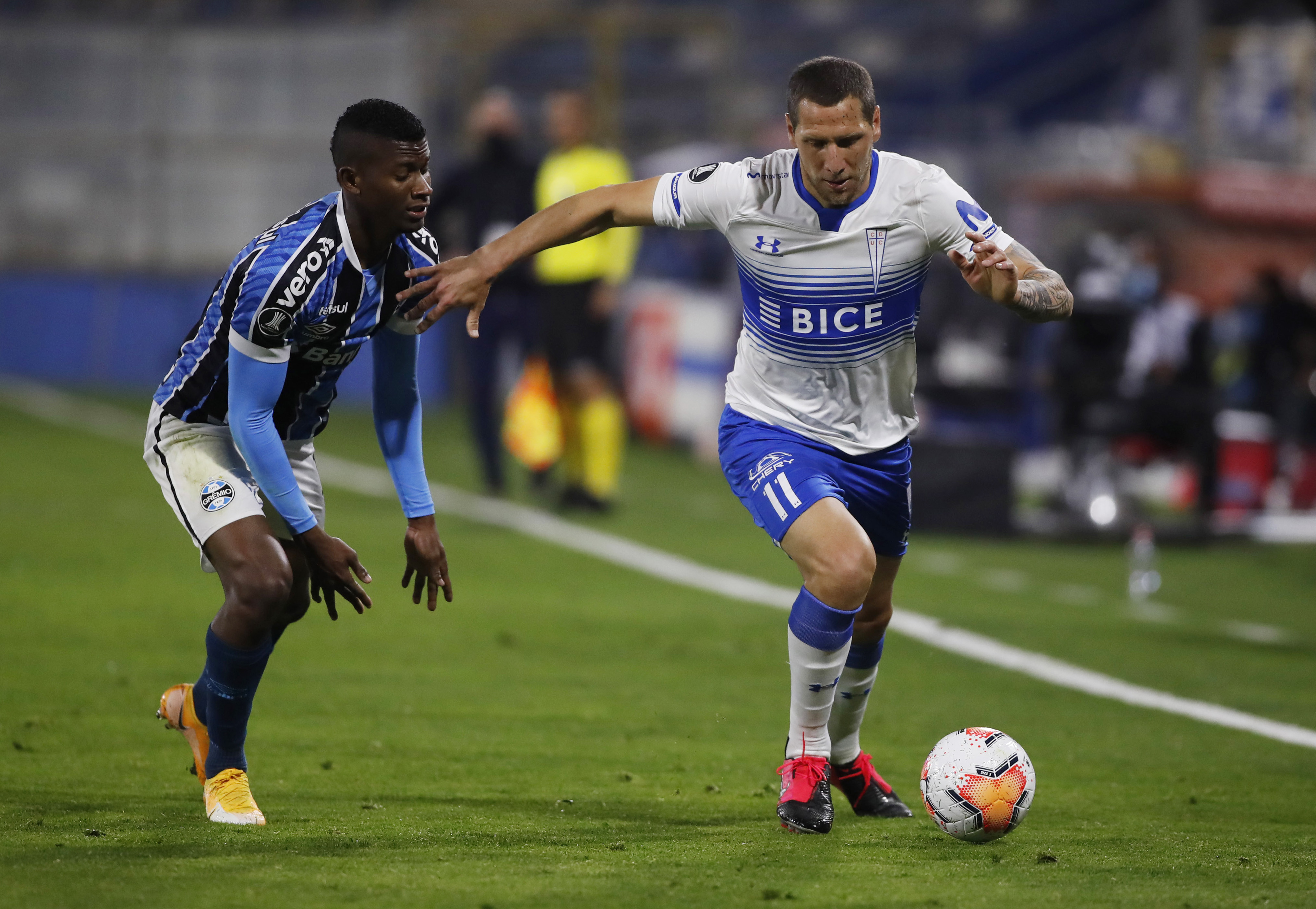 Luli Aued en un duelo por Copa Libertadores ante el Gremio de Brasil. Foto: REUTERS/Elvis González