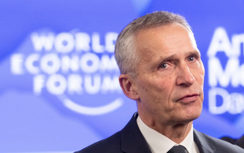 El secretario general de la OTAN, Jens Stoltenberg, asiste a una entrevista televisiva en una sala del Centro de Congresos de Davos, sede del Foro Económico Mundial (FEM) 2023, en centro turístico alpino de Davos, Suiza.18 de enero, 2023 (REUTERS/Arnd Wiegmann)