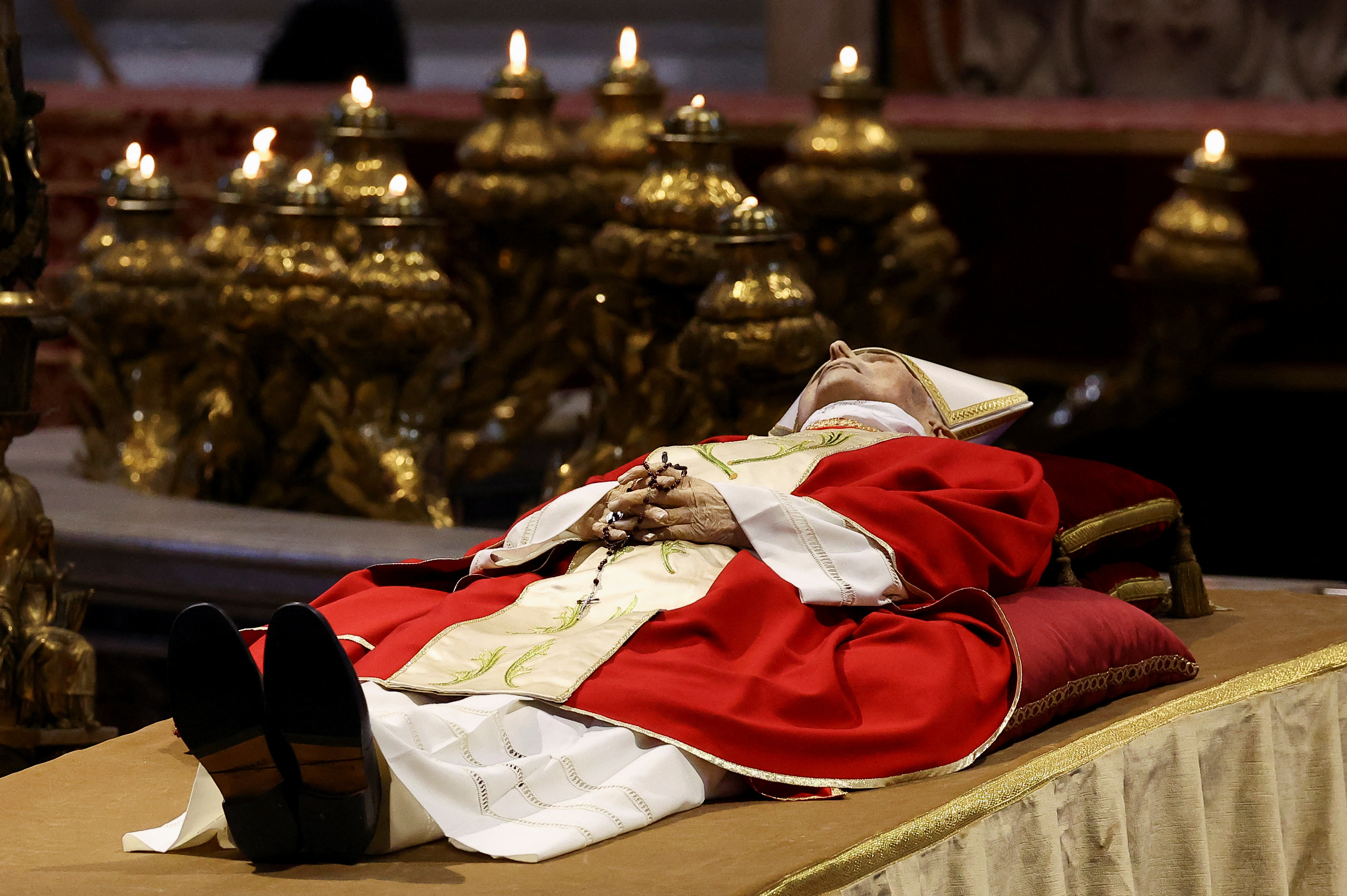 Dettagli dei funerali di Benedetto XVI nella Basilica di San Pietro.  (Reuters)