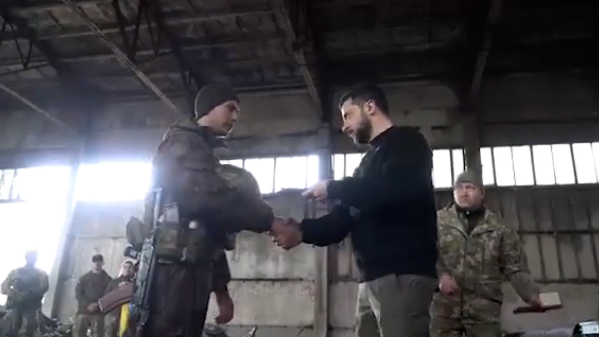 Volodimir Zelensky visitó Bakhmut y agradeció a los soldados su labor 