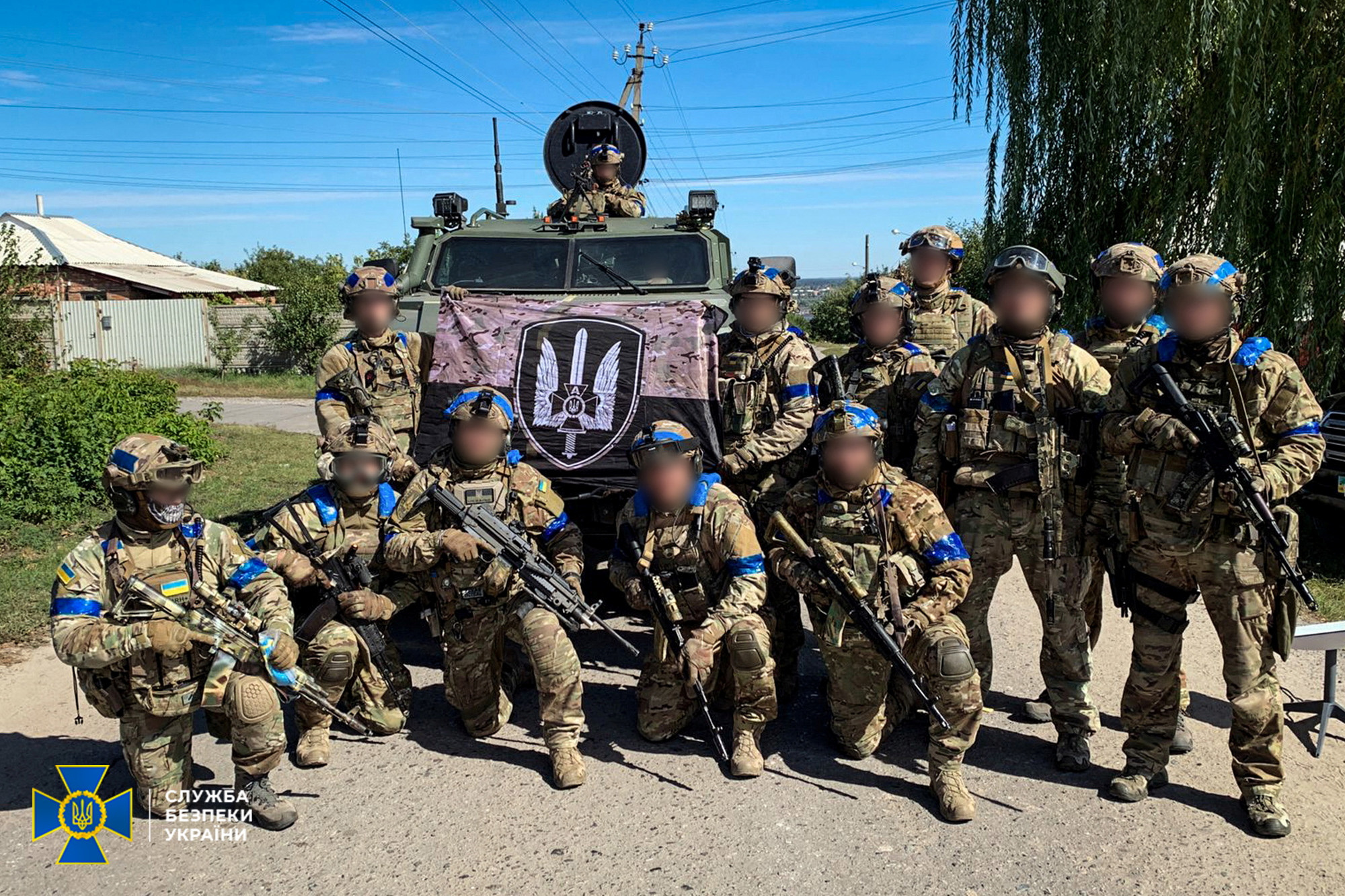 Miembros del Servicio de Seguridad del Estado de Ucrania posan en la recientemente liberada ciudad de Kupiansk, el 10 de septiembre de 2022 (Reuters)