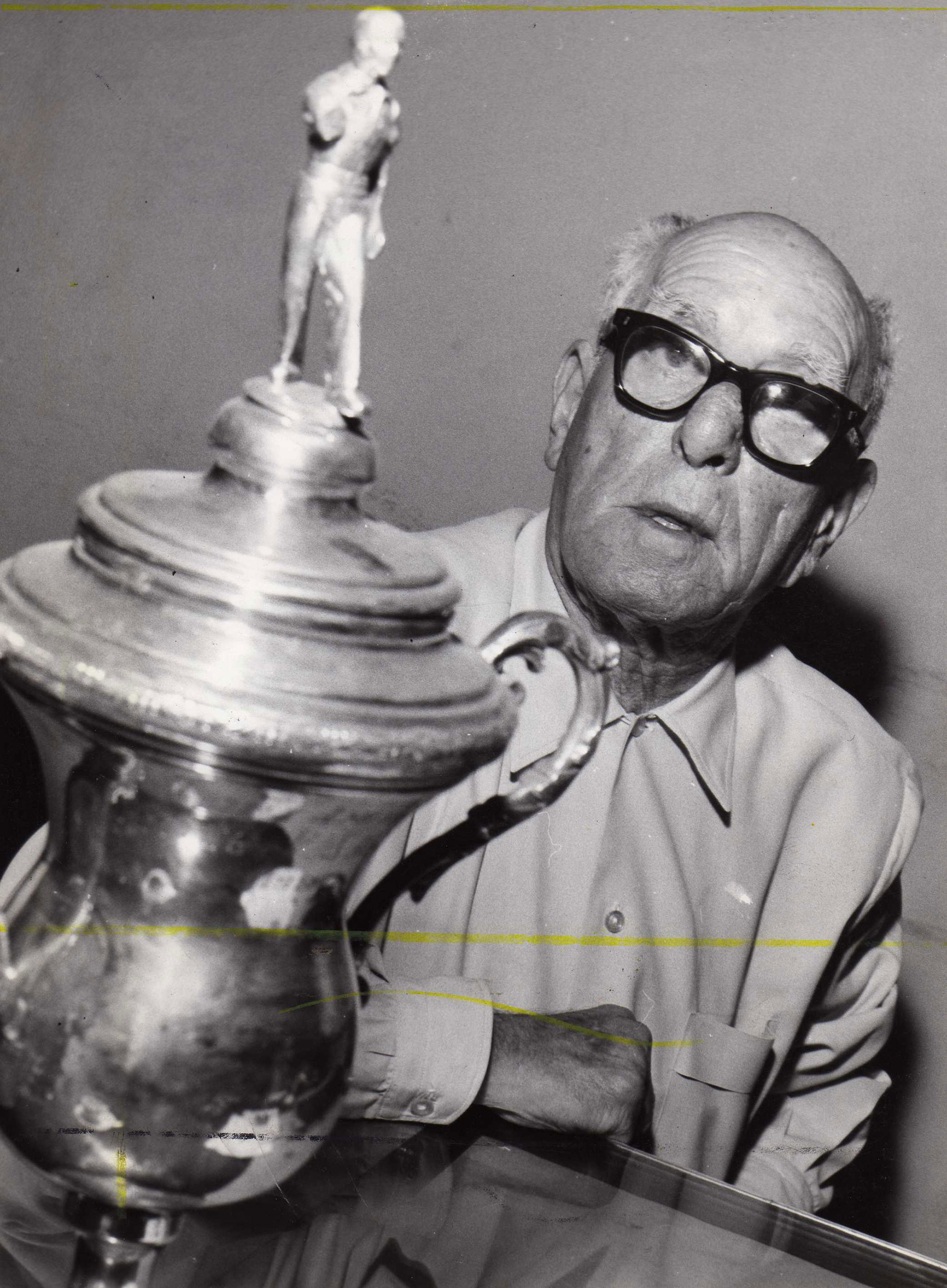Pepe Amalfitani junto a la copa que recibió Vélez por haber ganado el torneo Nacional de 1968. El directivo falleció meses después, pero pudo ver campeón a su club del fútbol argentino (Prensa CAVS)