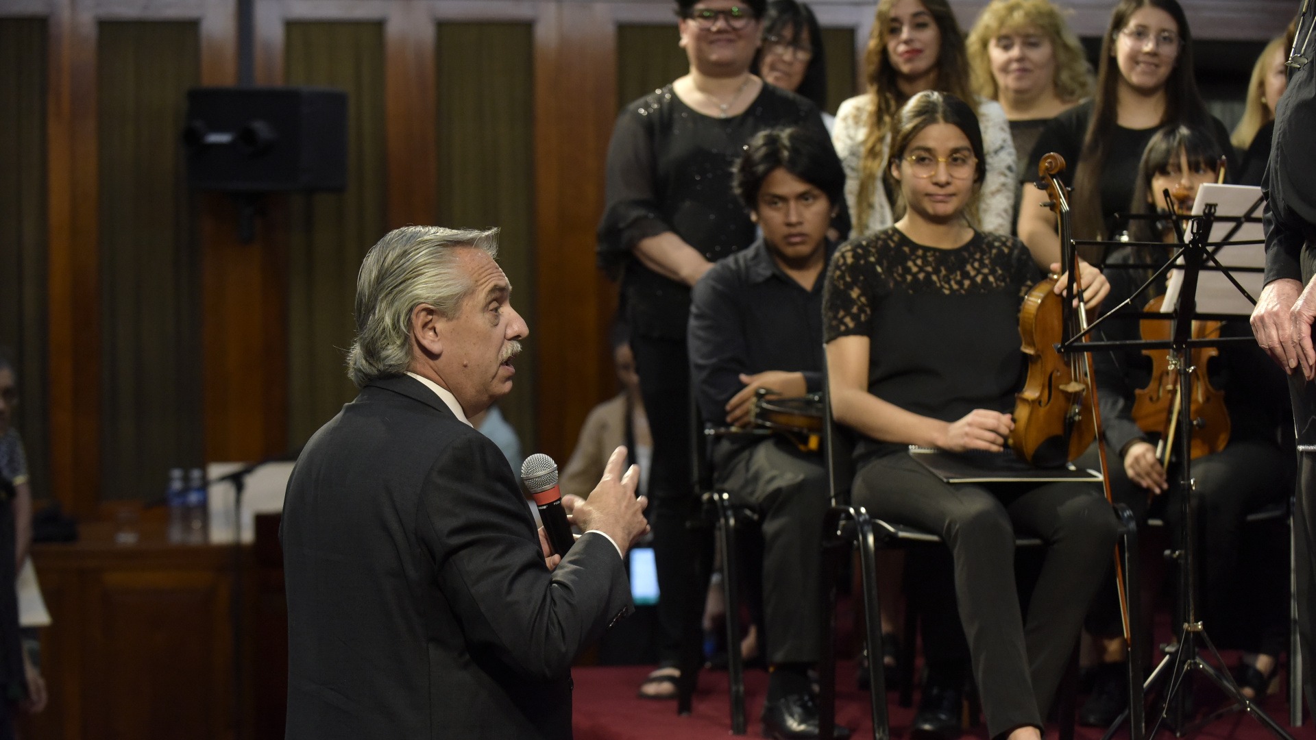 El Presidente Alberto Fernández felicitó a los músicos que participaron del concierto 