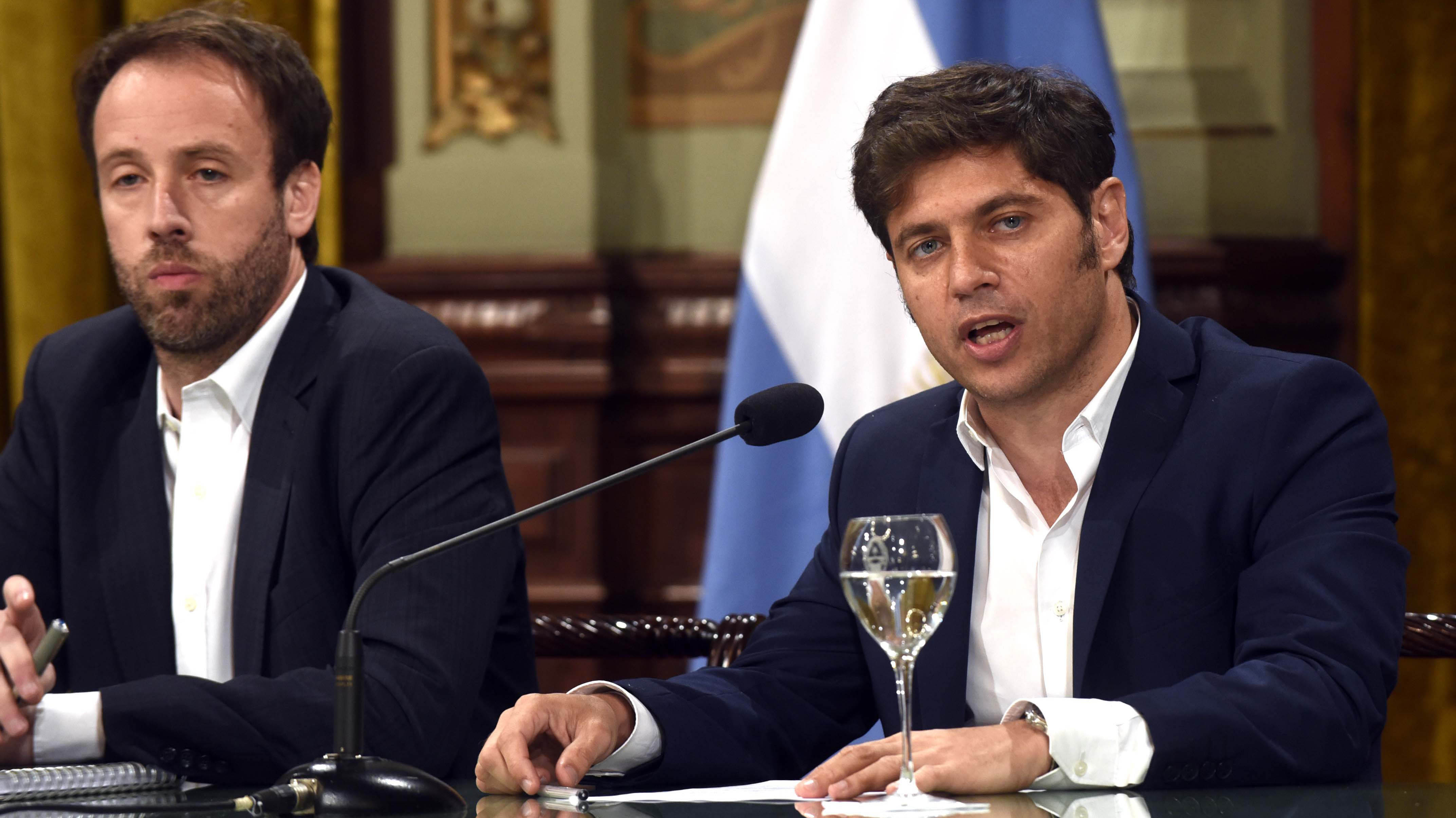 El gobernador de Buenos Aires, Axel Kicillof, habla durante una rueda de prensa junto a Pablo López, ministro de Hacienda bonaerense (Imagen de archivo: Télam)