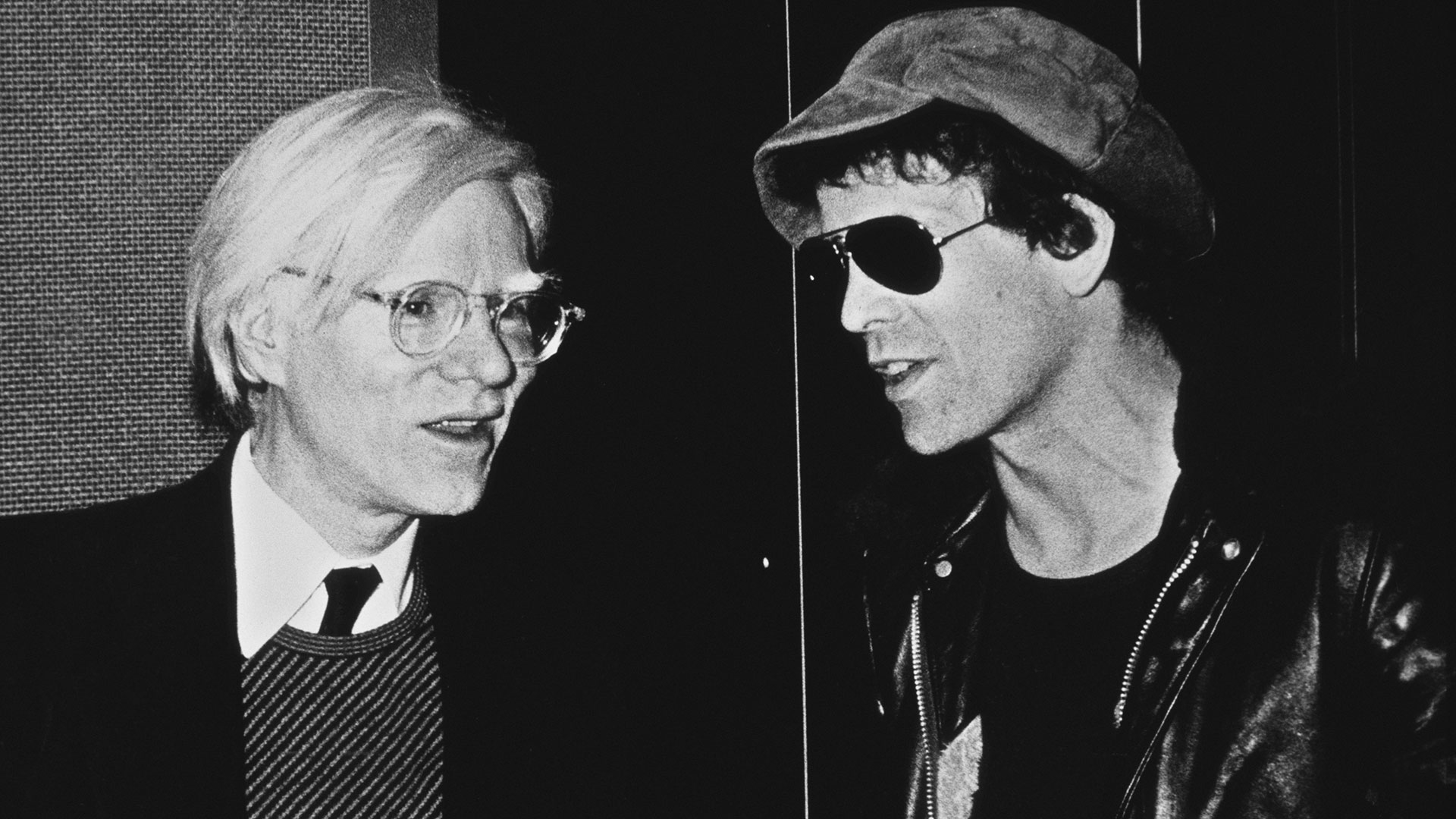 Andy Warhol fue el productor de la Velvet Underground y el diseñador de la tapa de la banana. La relación entre Reed y él tuvo altibajos. Tras la muerte de Andy, Lou Reed se juntó con John Cale y editaron SOngs For Drella, un disco homenaje a Warhol (Photo by Richard E. Aaron/Redferns/Getty Images)