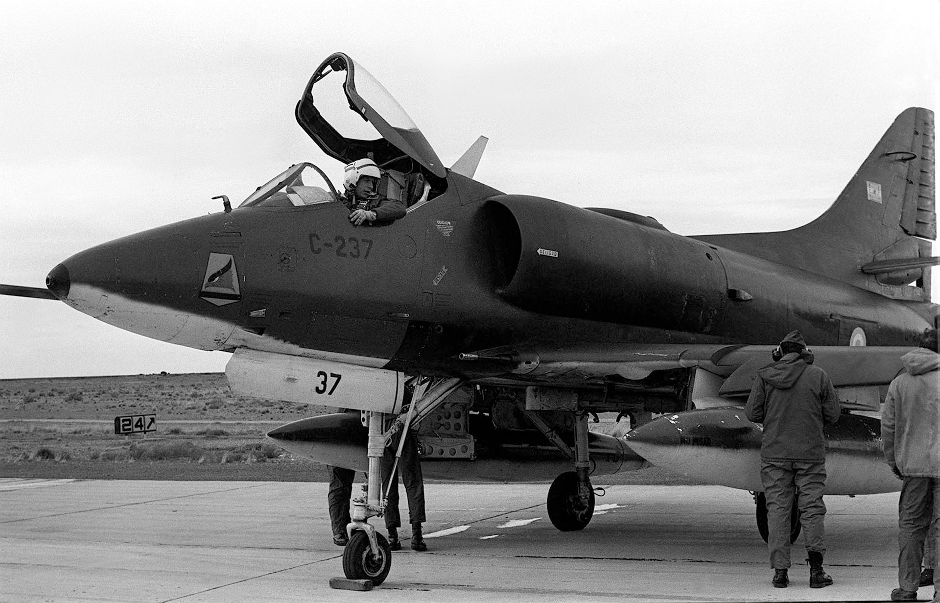 El diálogo del piloto de este Skyhawk A4B con sus auxiliares previo su partida a cumplir una misión (Foto: Fuerza Aérea Argentina)