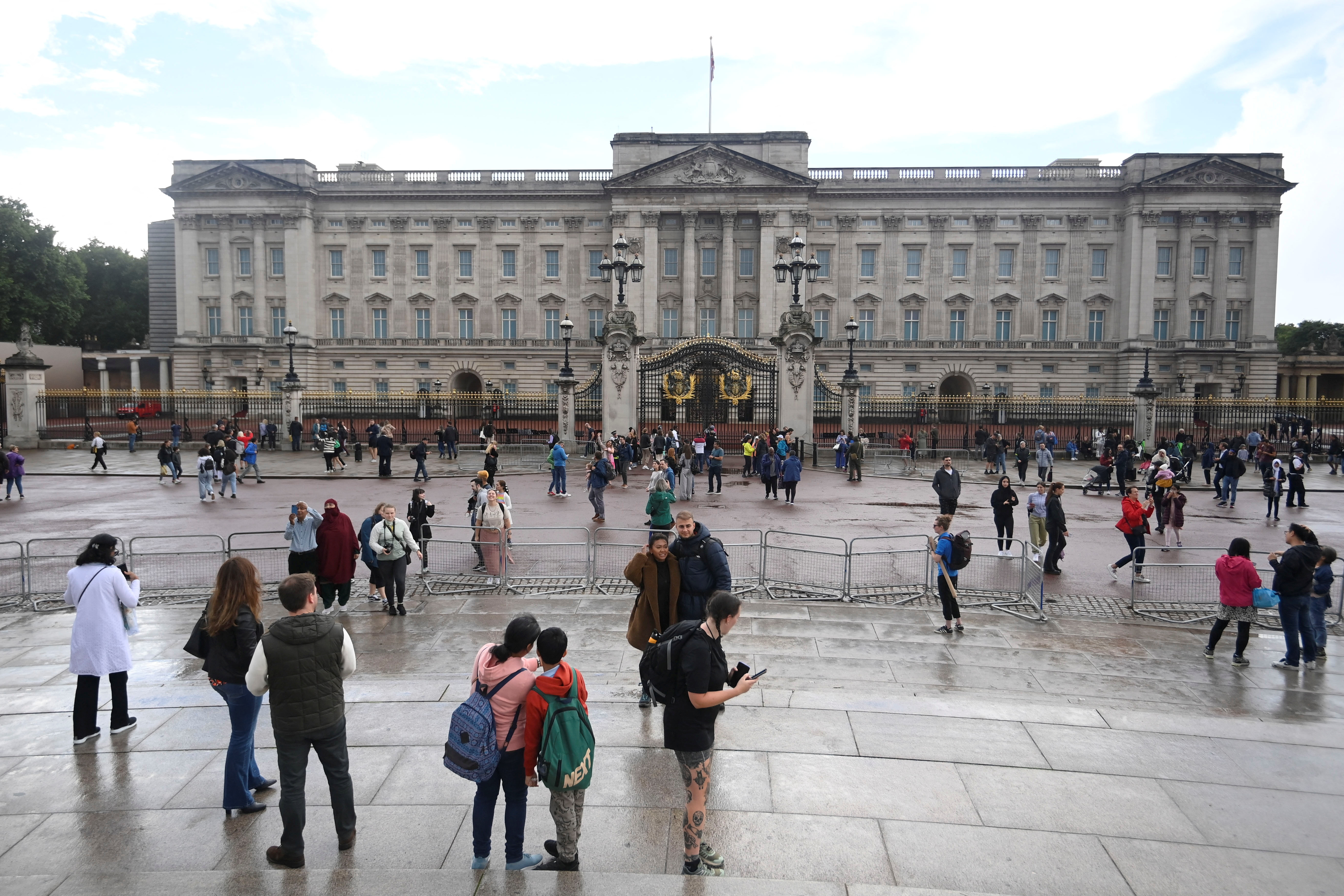 La preocupación sobre la salud de la Reina llegó a los turistas reunidos frente al Palacio de Buckingham (REUTERS/Toby Melville)