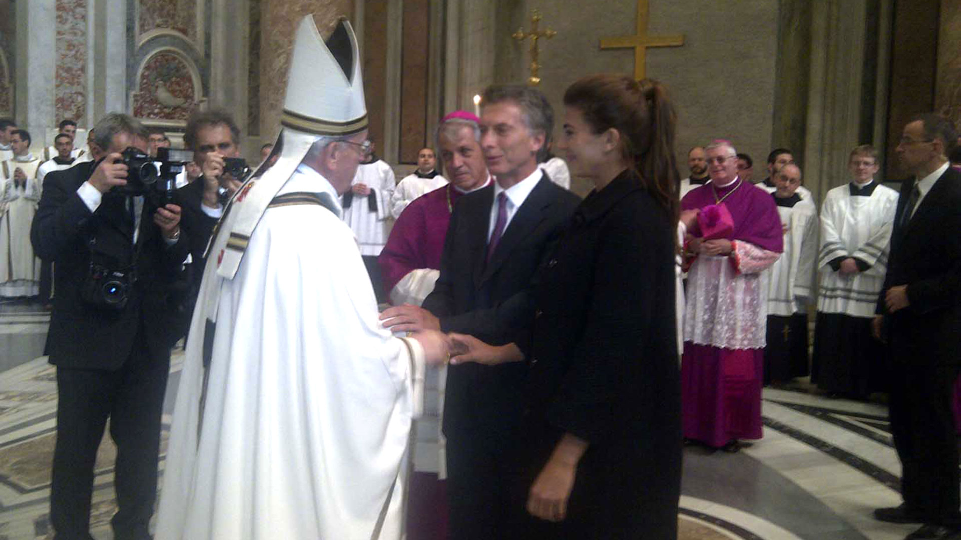 El saludo de Mauricio Macri, jefe de gobierno porteño en ese entonces, y su esposa, Juliana Awada, lo saludaron el día del inicio del pontificado 

