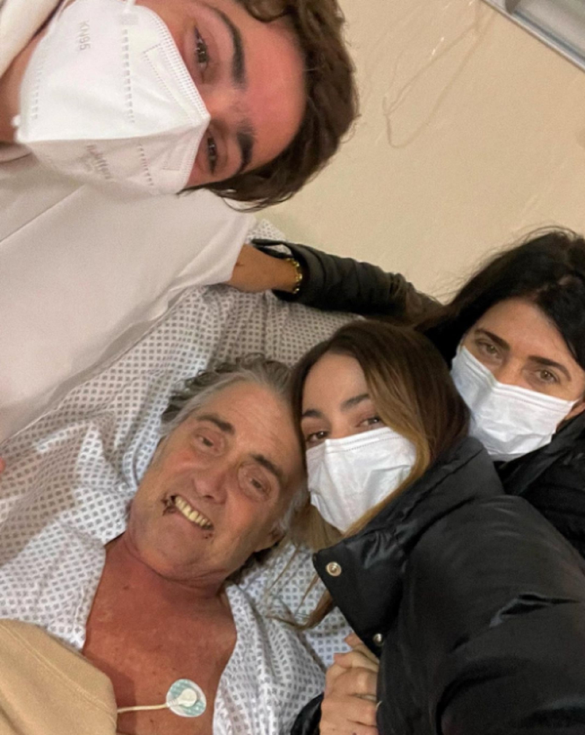 Alejandro Stoessel en la clínica rodeado por su familia (Instagram)