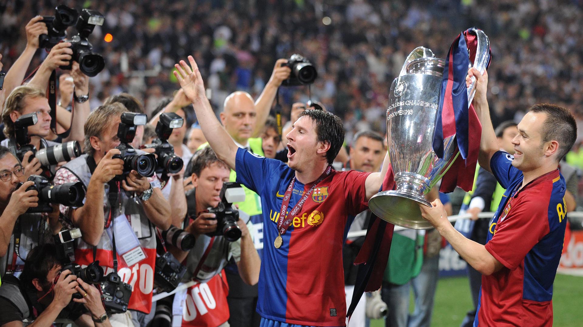 Messi e Iniesta con festejando tras haber ganado la Champions 
