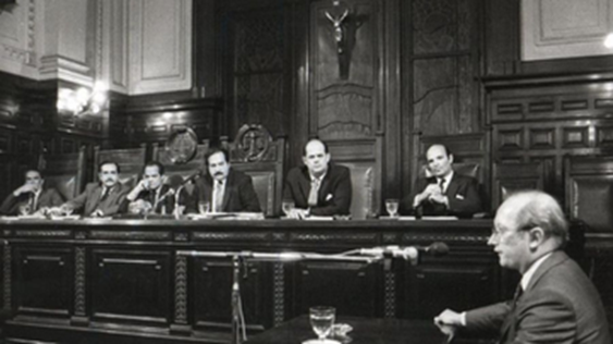 León Arslanian, de bigotes, en el centro del estrado. En su carácter de presidente de la Cámara Federal fue quien leyó la sentencia el 9 de diciembre de 1985