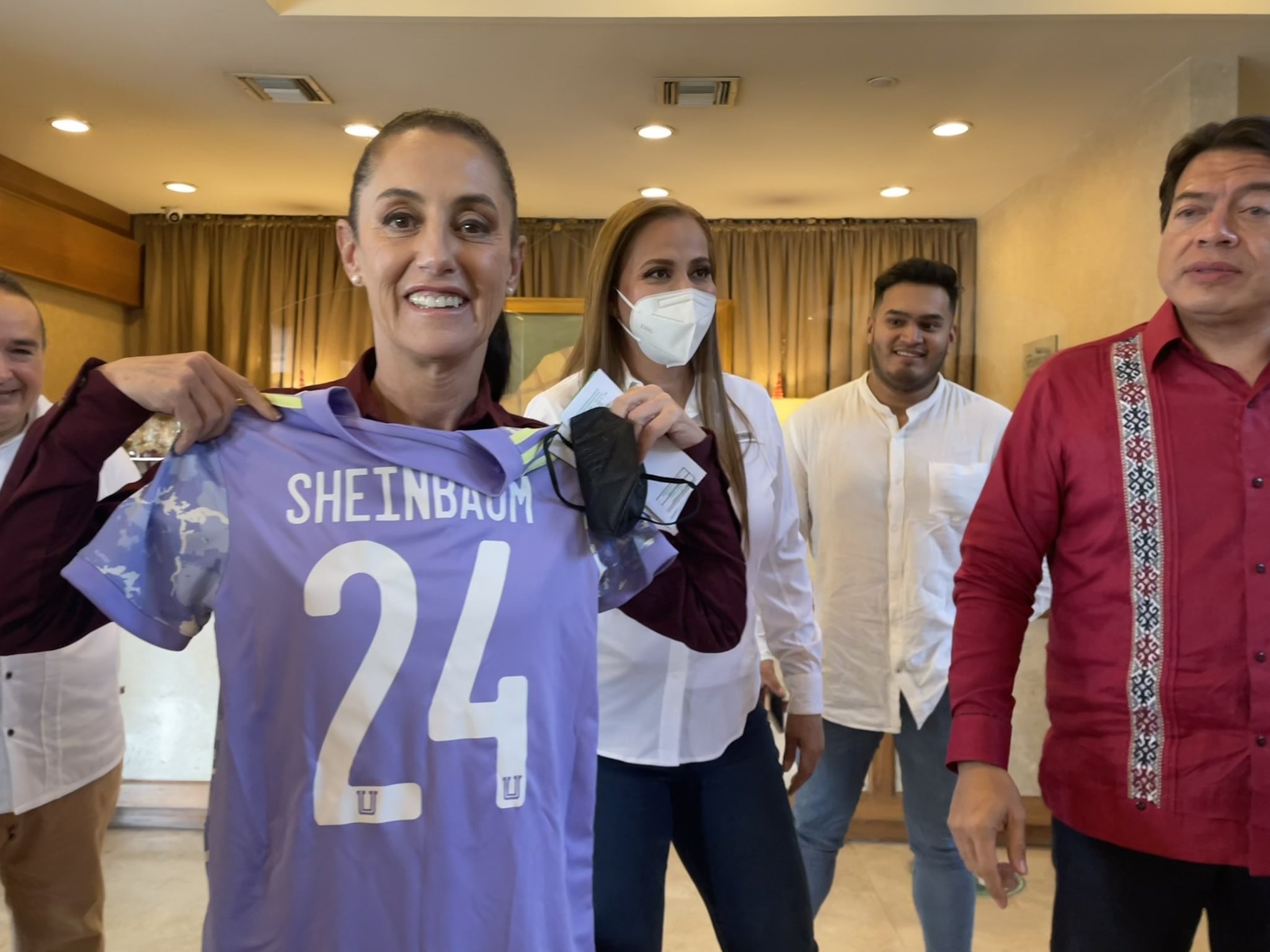 Claudia Sheinbaum recibió un jersey de Tigres Femenil (Foto: Twitter/@Claudiashein)