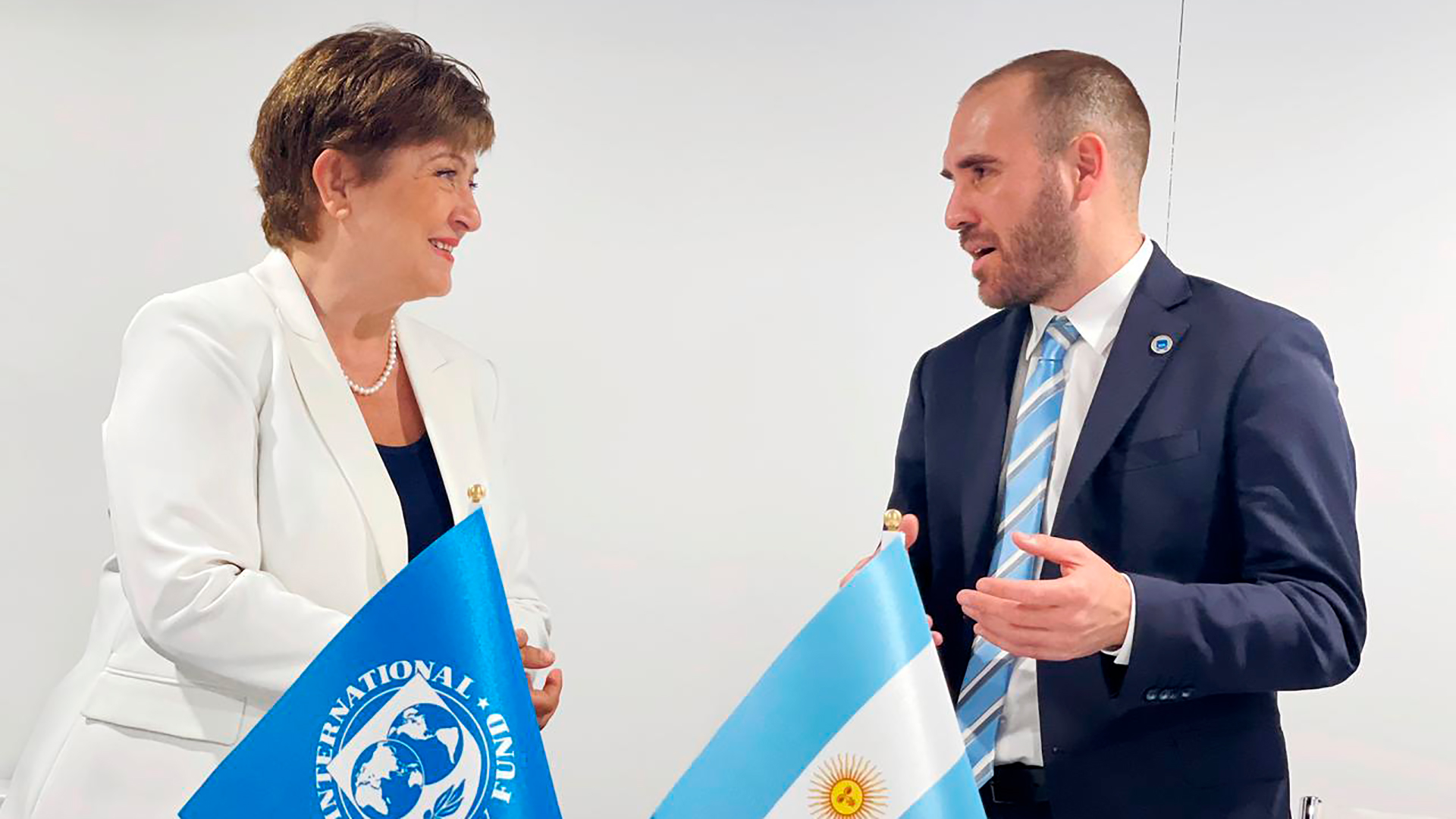 Guzmán, in uno dei decine di incontri che ha avuto con Kristalina Georgieva, direttrice del Fondo Monetario Internazionale, organizzazione che fa parte del sistema delle Nazioni Unite 