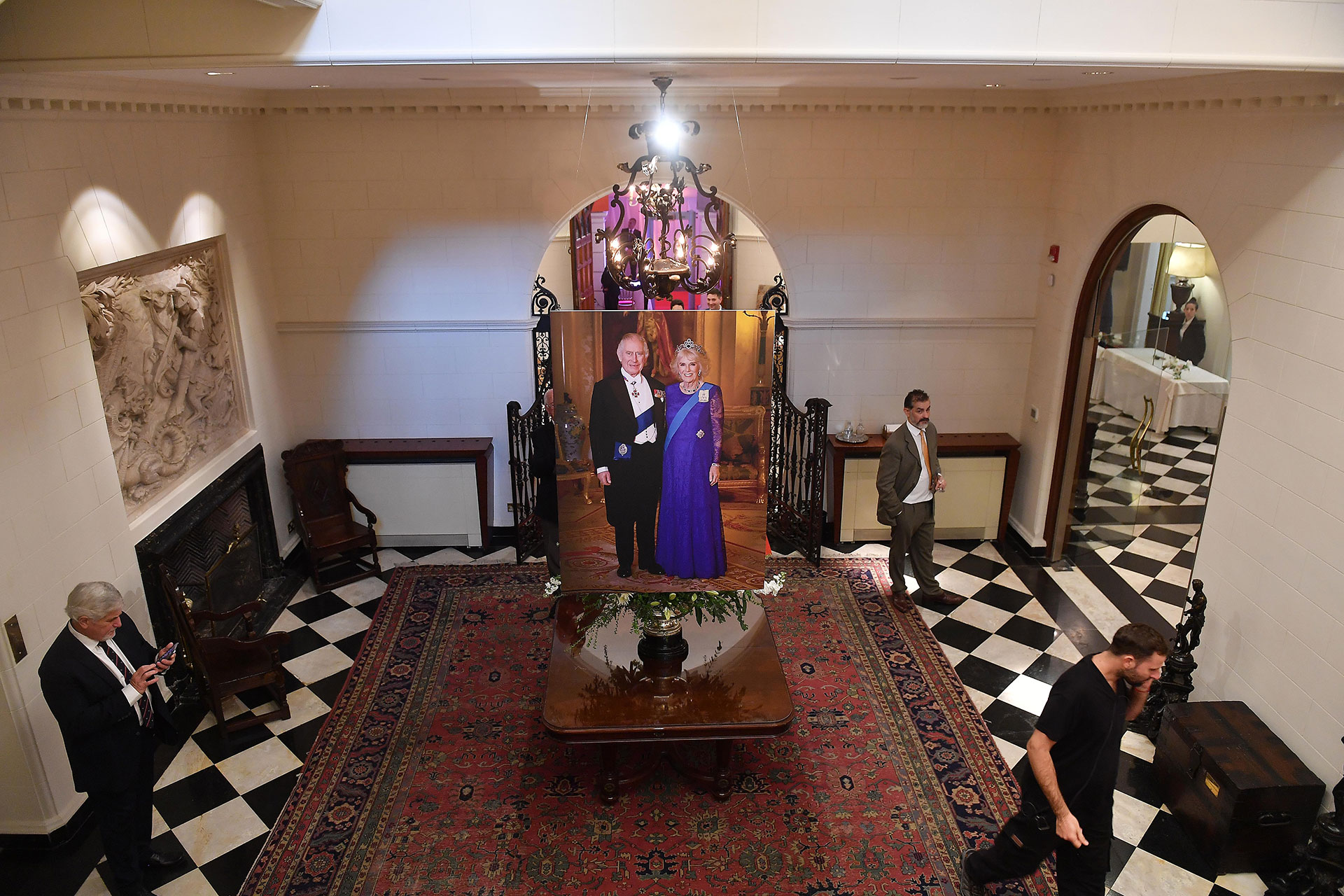 Una gigantografía de los flamantes reyes recibió a los invitados en el hall principal de la Residencia británica 