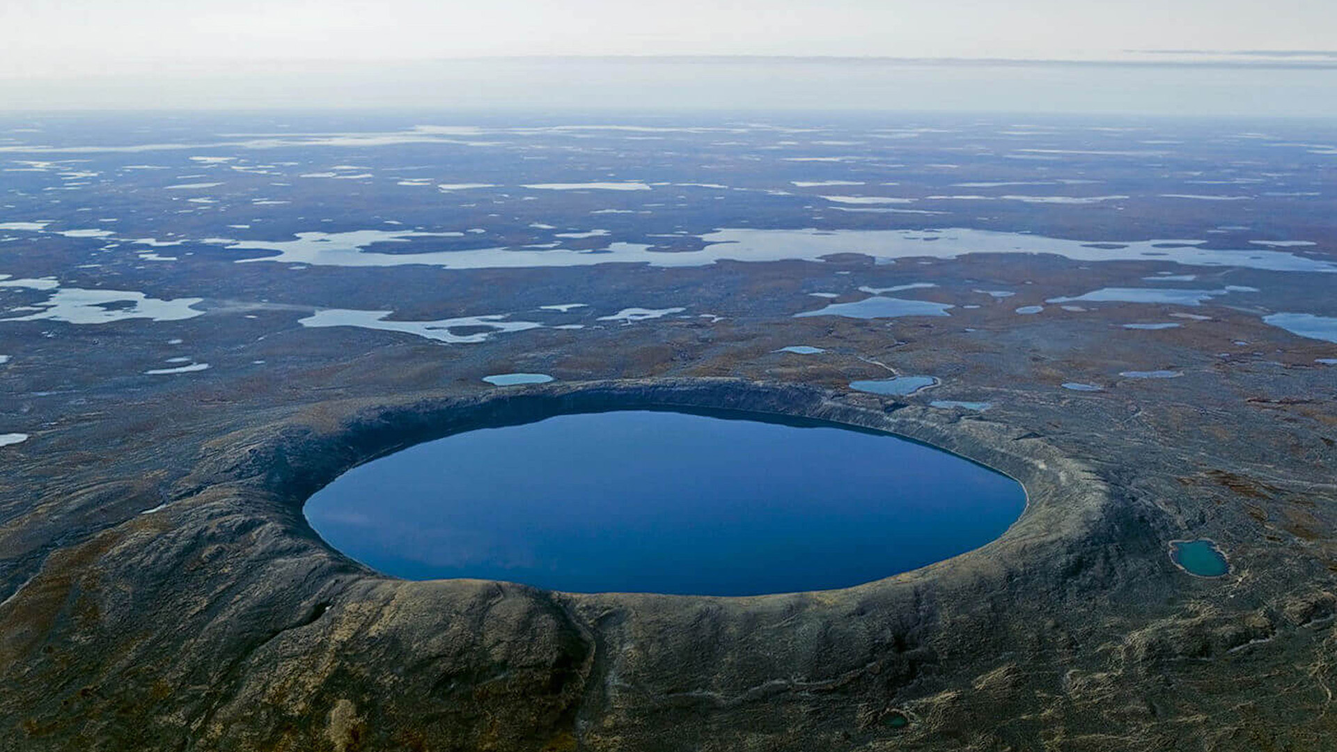 The edges of the pingualuit are 160 meters high and a lake has formed inside it due to snow and rain (Photo: Quebec Tourism Office)