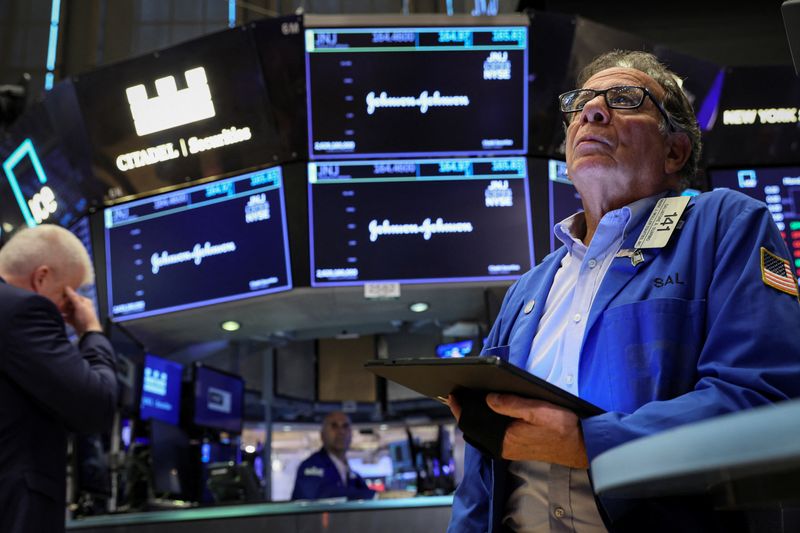 Operadores trabajan en Bolsa de Valores de Nueva York (NYSE) en la ciudad de Nueva York (REUTERS/Brendan McDermid)