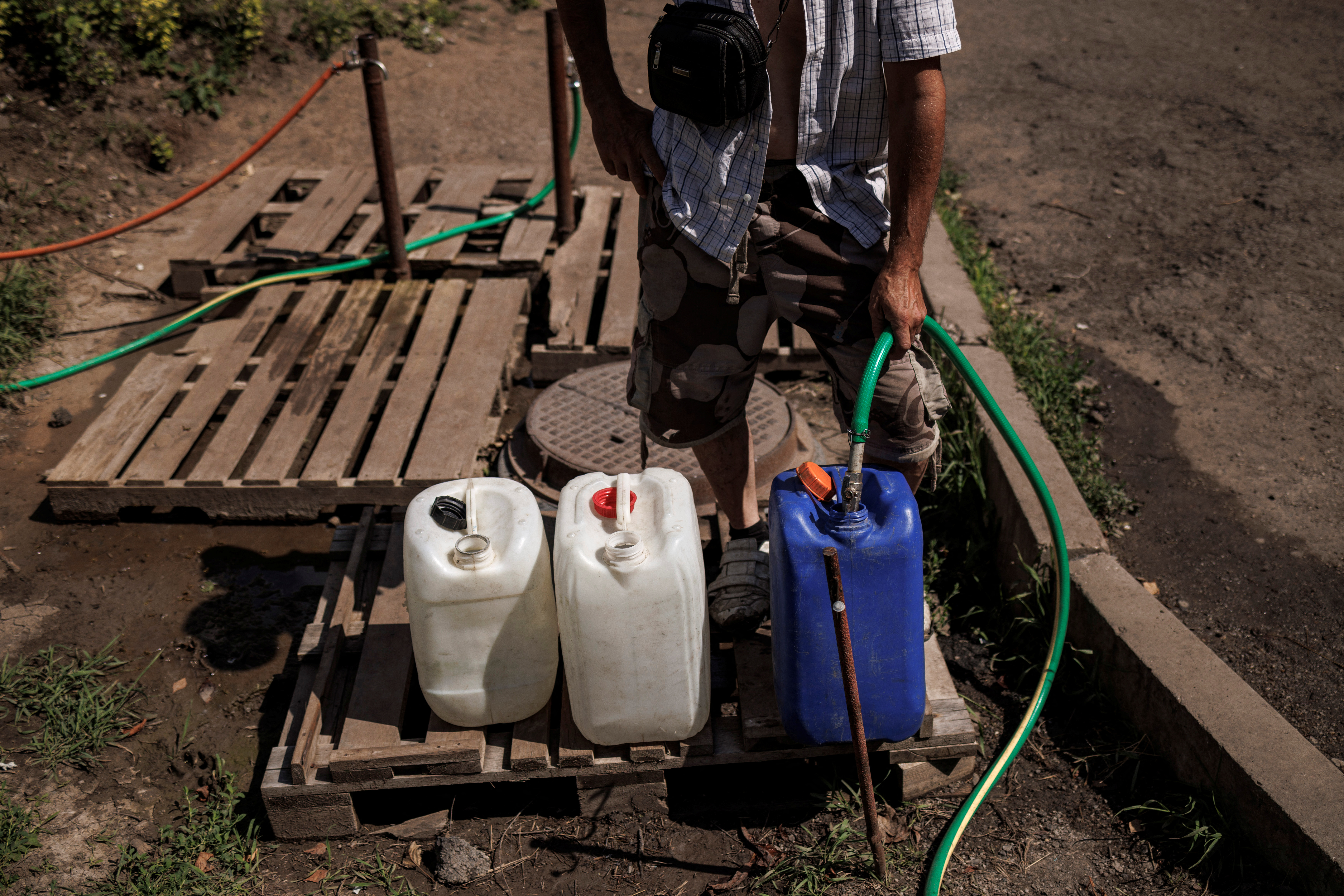“Sin agua, no vas a ninguna parte. Cada día tengo que cargar 60, 80, 100 litros de agua y sigue sin ser suficiente”, dijo. “El agua y el pan son sagrados y se lo han arrebatado a la gente. Esas acciones deberían ser castigadas, quizá no por nosotros, pero esperemos que por el juicio de Dios”. REUTERS/Alkis Konstantinidis