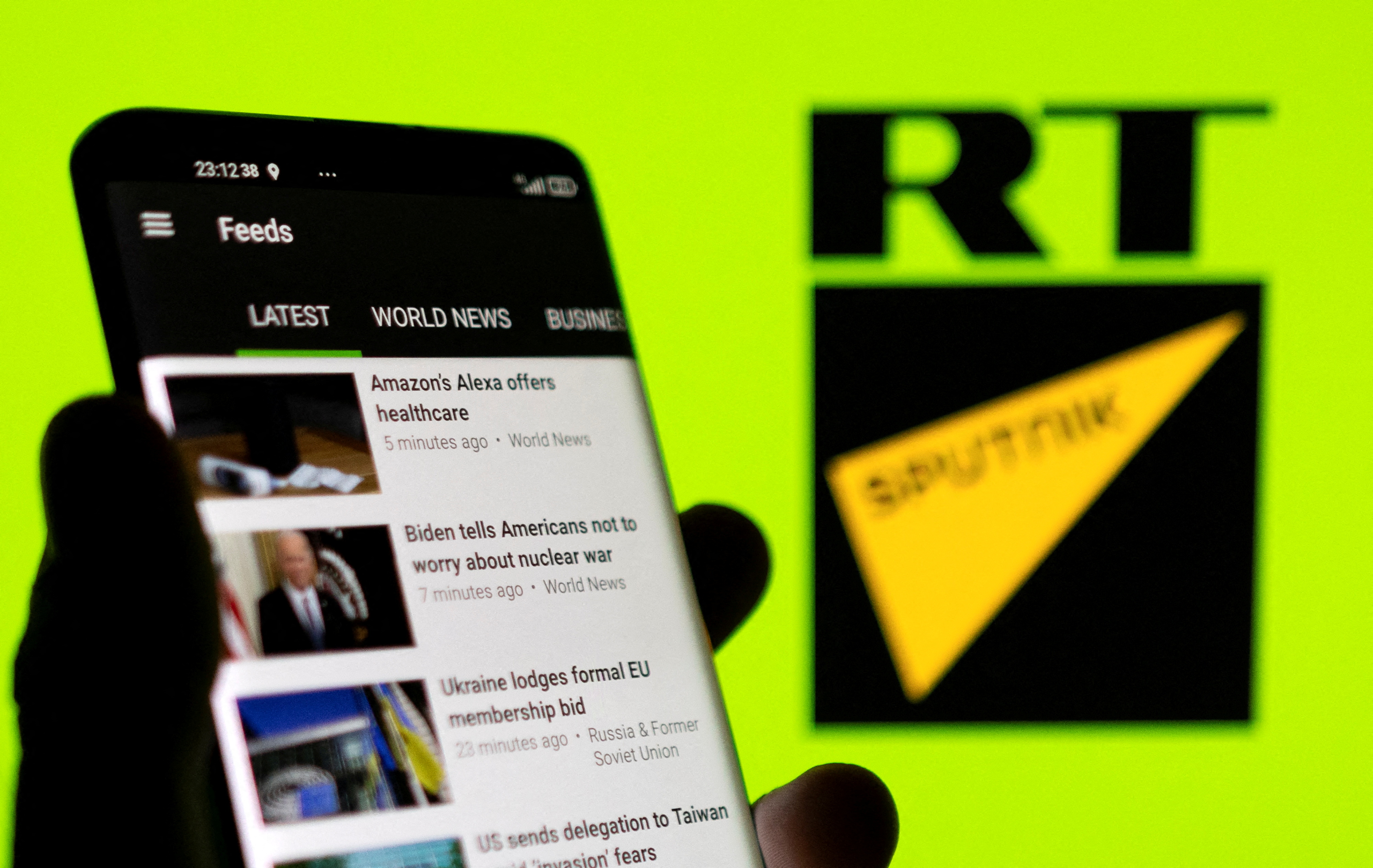 El Kremlin utiliza medios estatales como RT y Sputnik para difundir la propaganda rusa a nivel internacional (REUTERS/Dado Ruvic/Illustration)