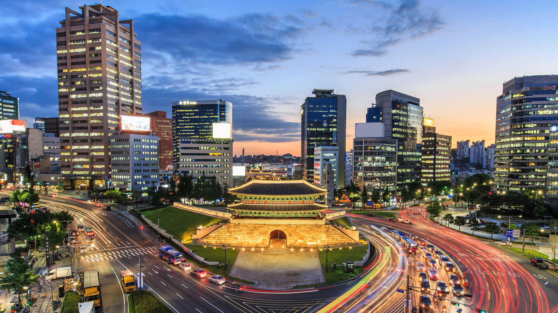 Imagen de una avenida transitada de Seúl, la capital de Corea del Sur