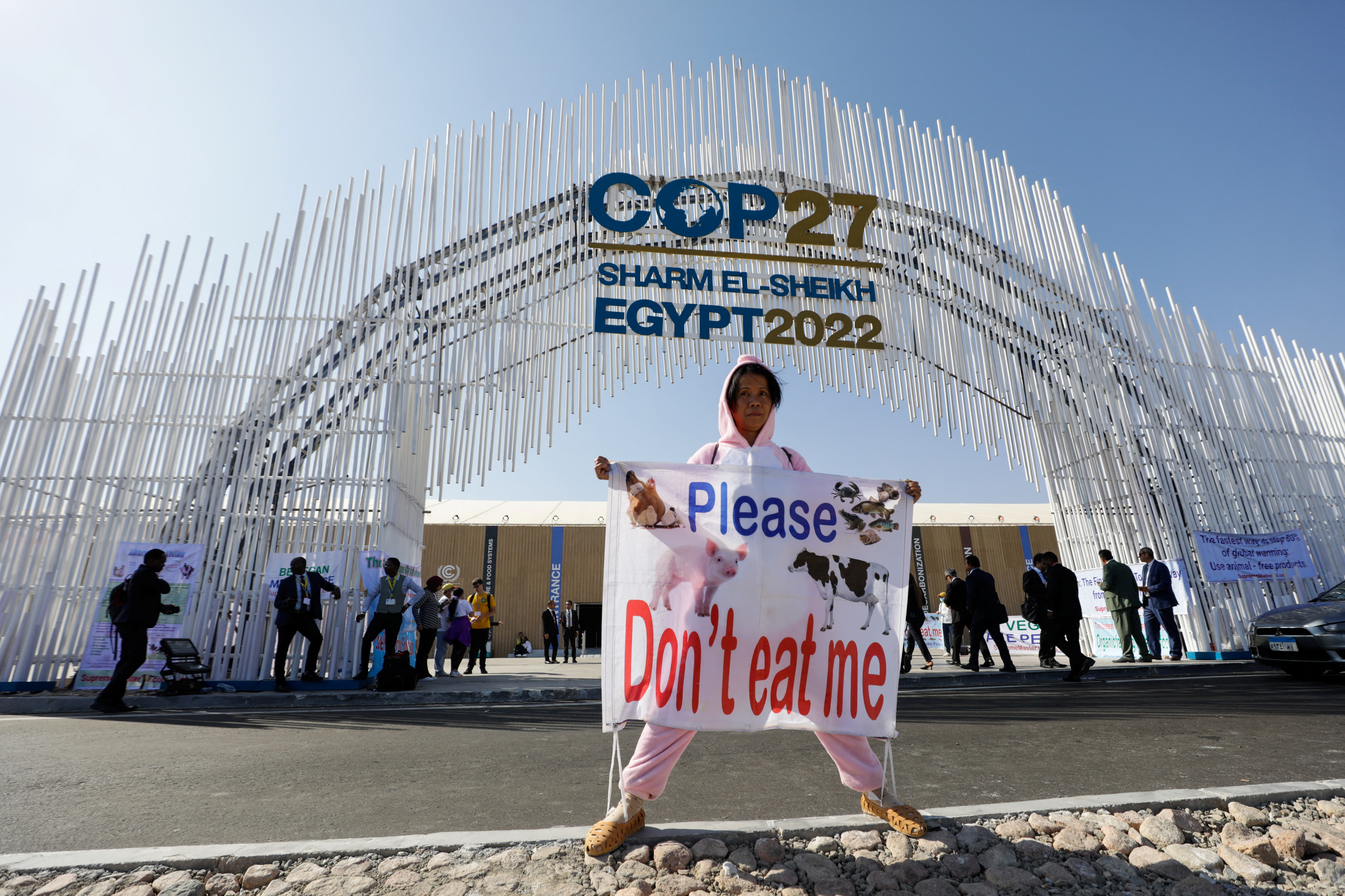 Protesta en la entrada del centro de convenciones, en Sharm el-Sheikh (Reuters)