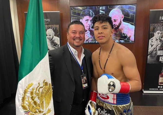 Eric Gómez, presidente de Golden Boy Promotions, junto al mexicano Jaime Munguía (Foto: Instagram/@makeawar)