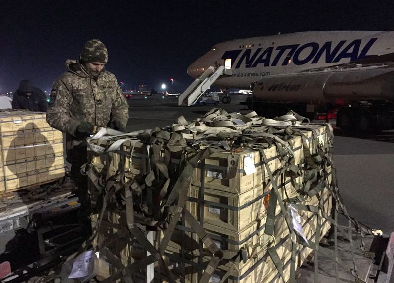 Ayuda militar de Estados Unidos a Ucrania, es descargada de un avión en el aeropuerto internacional de Boryspil, en las afueras de Kiev, Ucrania. 13 de febrero de 2022 (REUTERS/Serhiy Takhmazov)